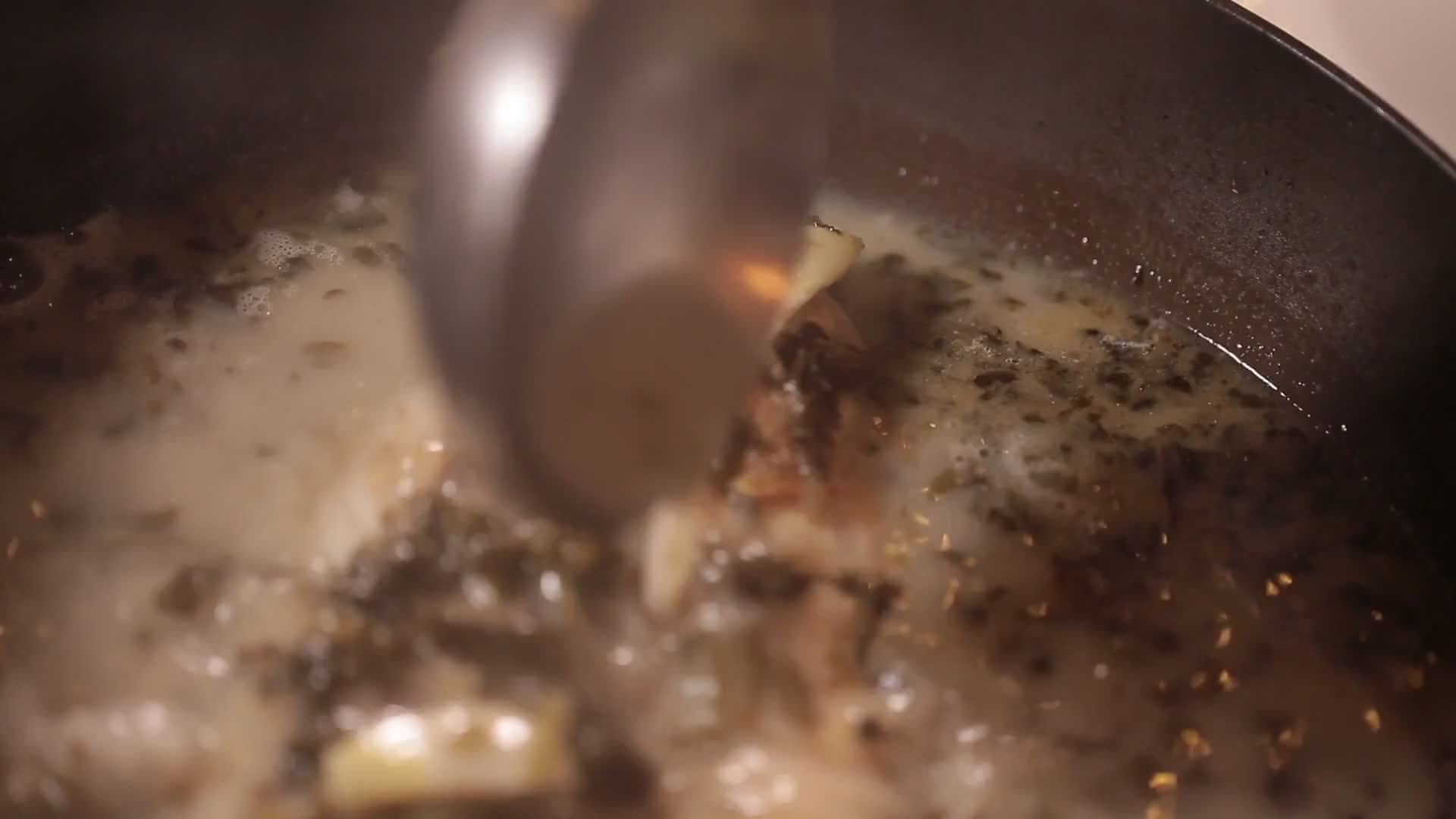 熬冬笋鱼汤淋汁浇汤视频的预览图