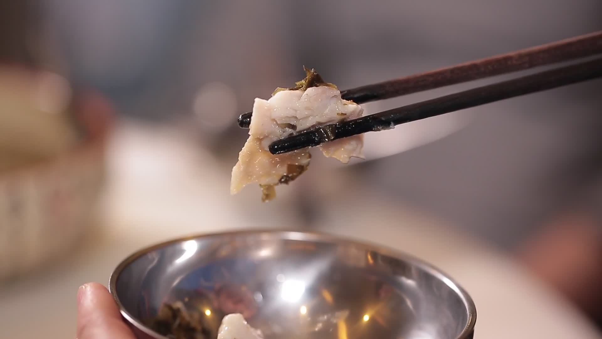 吃鱼挑鱼刺鲜嫩鱼肉视频的预览图