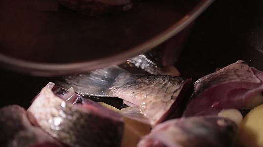厨师煎鱼防粘锅炖鲫鱼汤视频的预览图