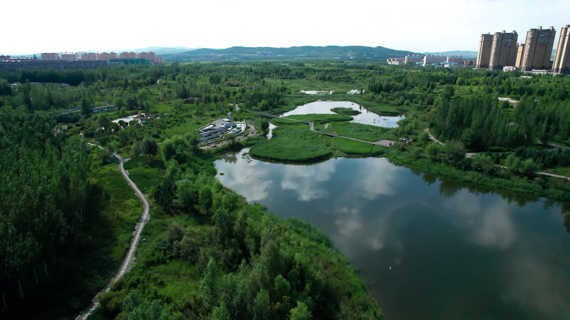 内蒙古锡林浩特市植物园锡林湖5k超高清航拍视频视频的预览图