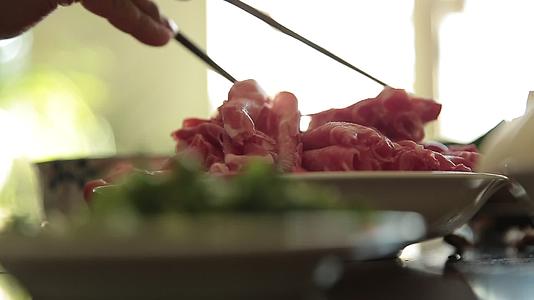 家庭聚餐吃羊肉卷涮羊肉视频的预览图