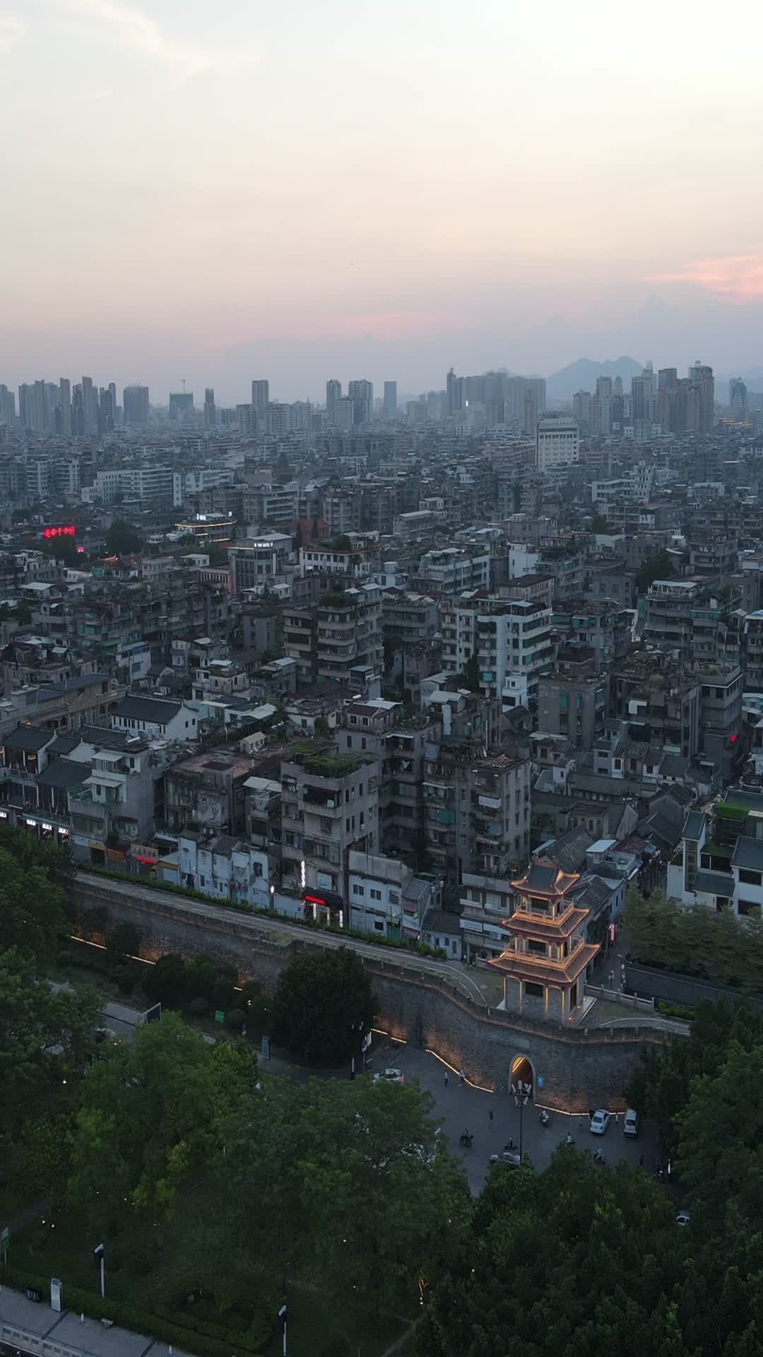 广州潮州城市风光4k航拍竖拍视频的预览图
