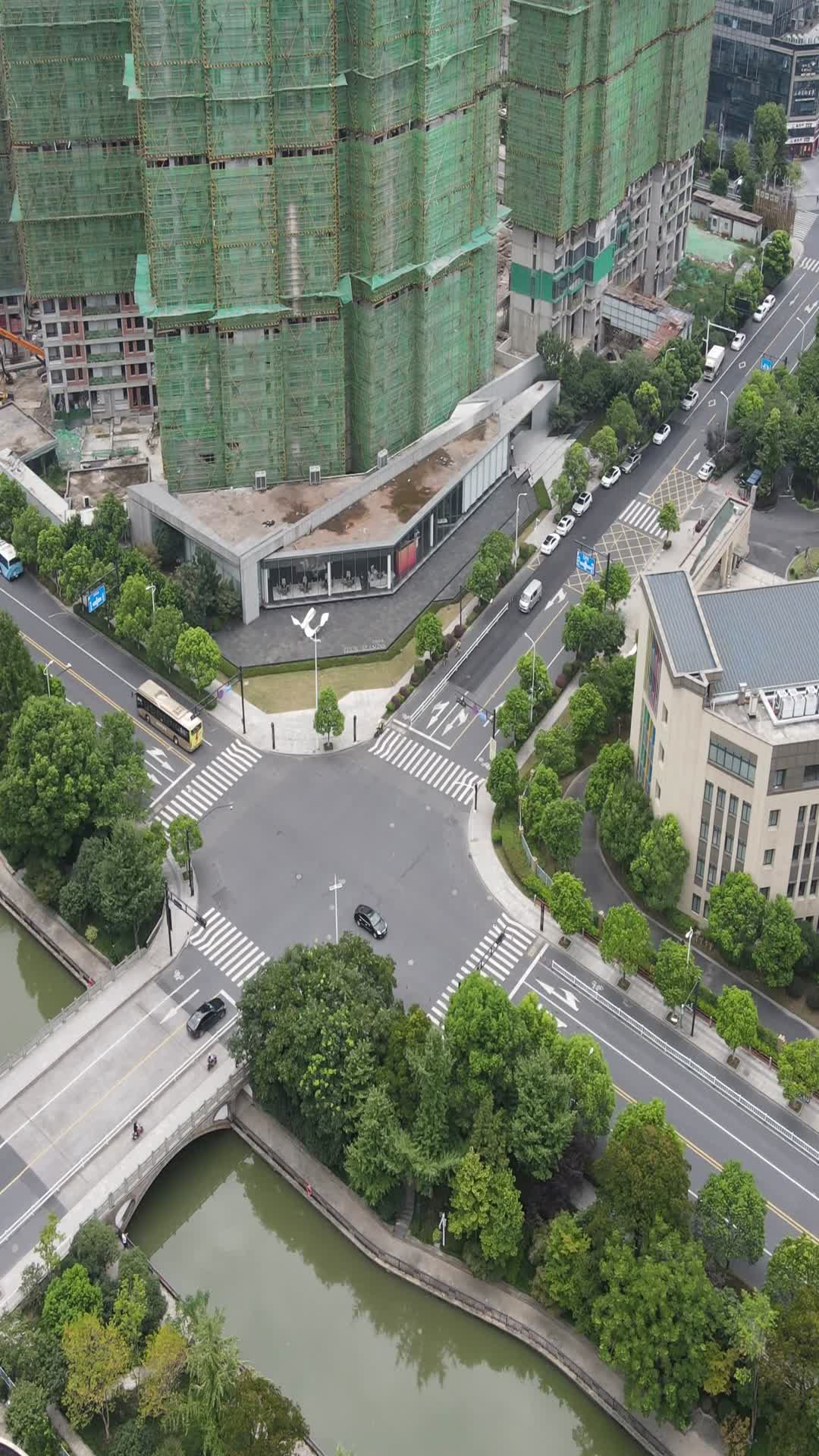杭州西湖区霞鸣街城市4k航拍竖拍视频的预览图