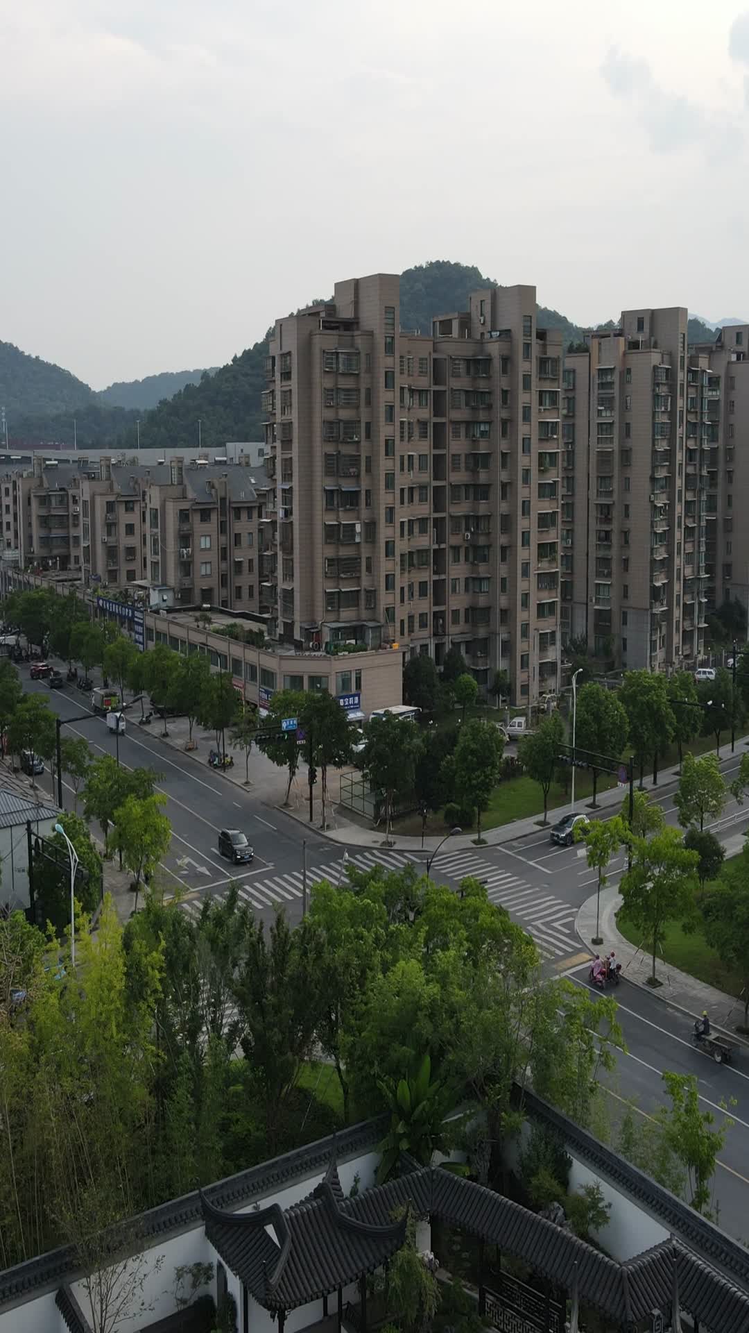 杭州西湖区霞鸣街城市4k航拍竖拍视频的预览图