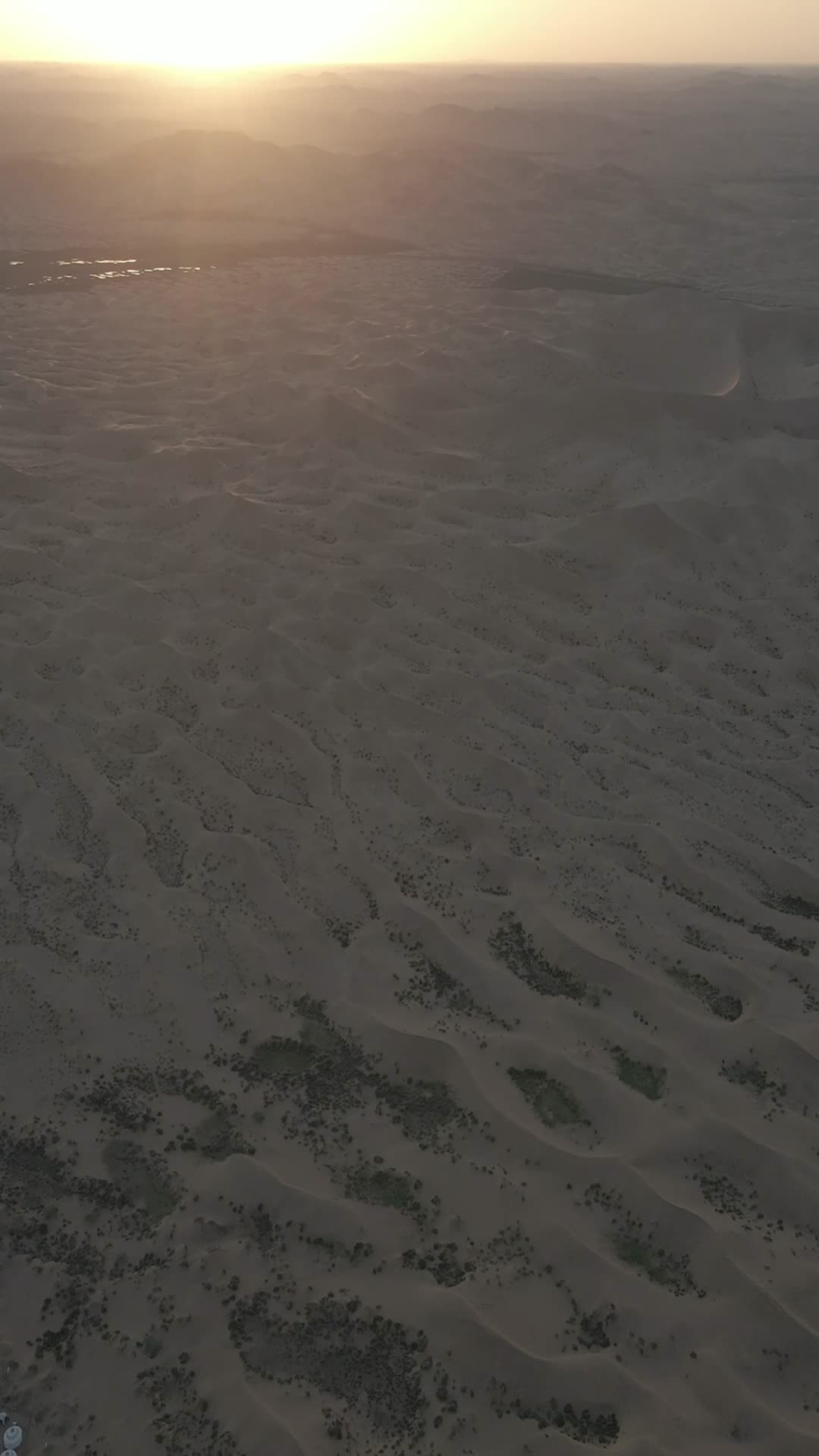 银川腾格里沙漠4k航拍竖拍视频的预览图