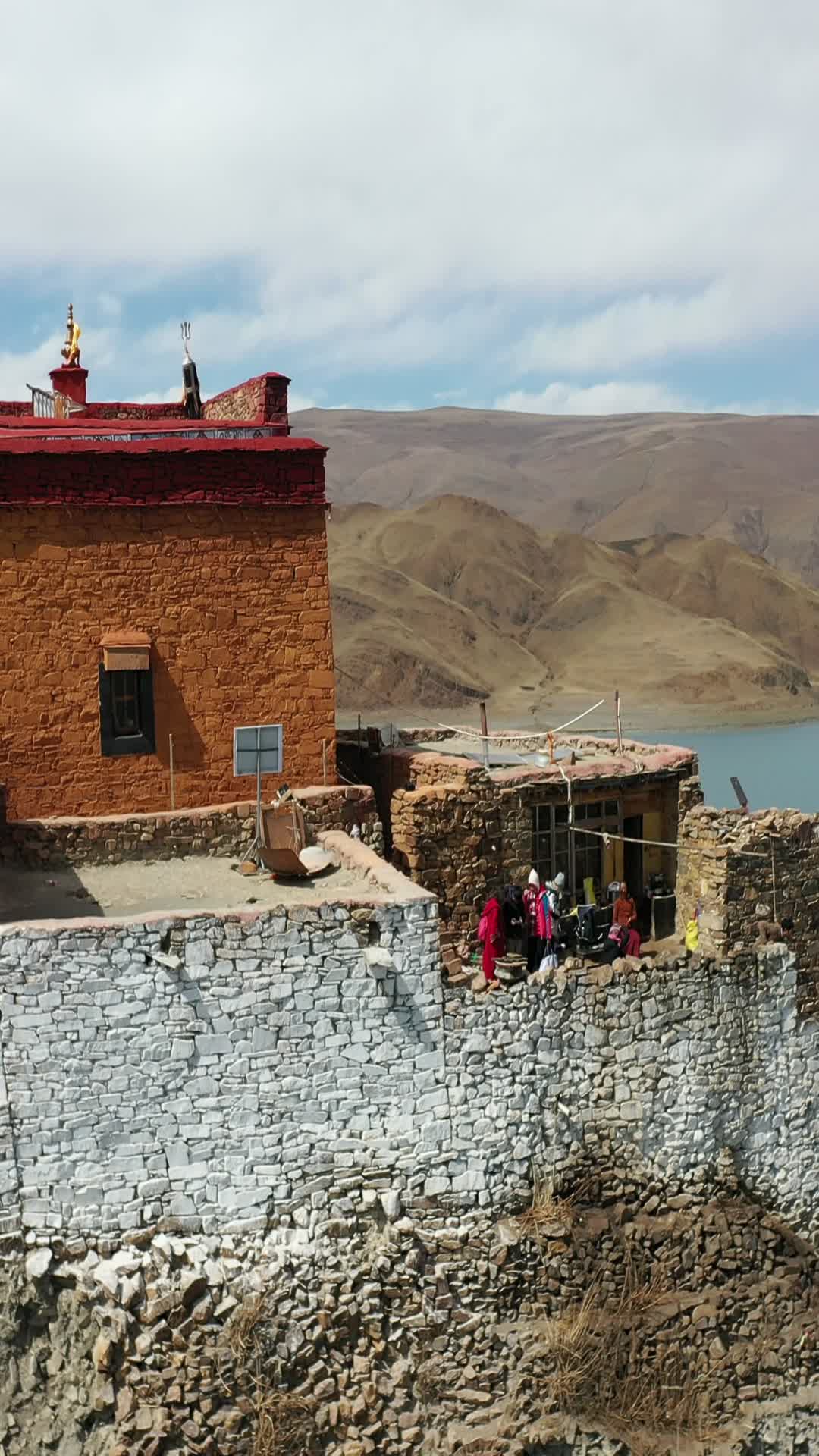 西藏山南日托寺航拍4k竖拍视频的预览图