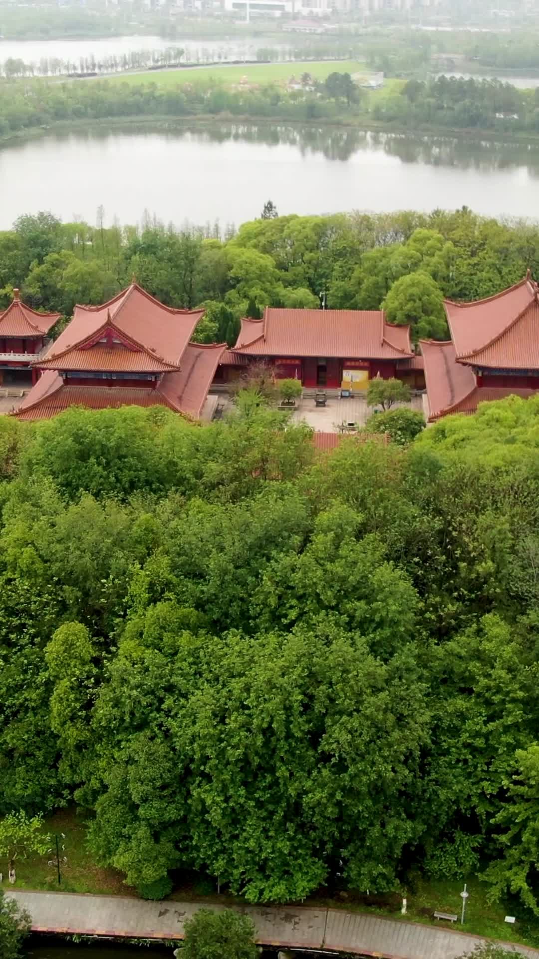 航拍江西南昌象湖公园万寿宫视频的预览图