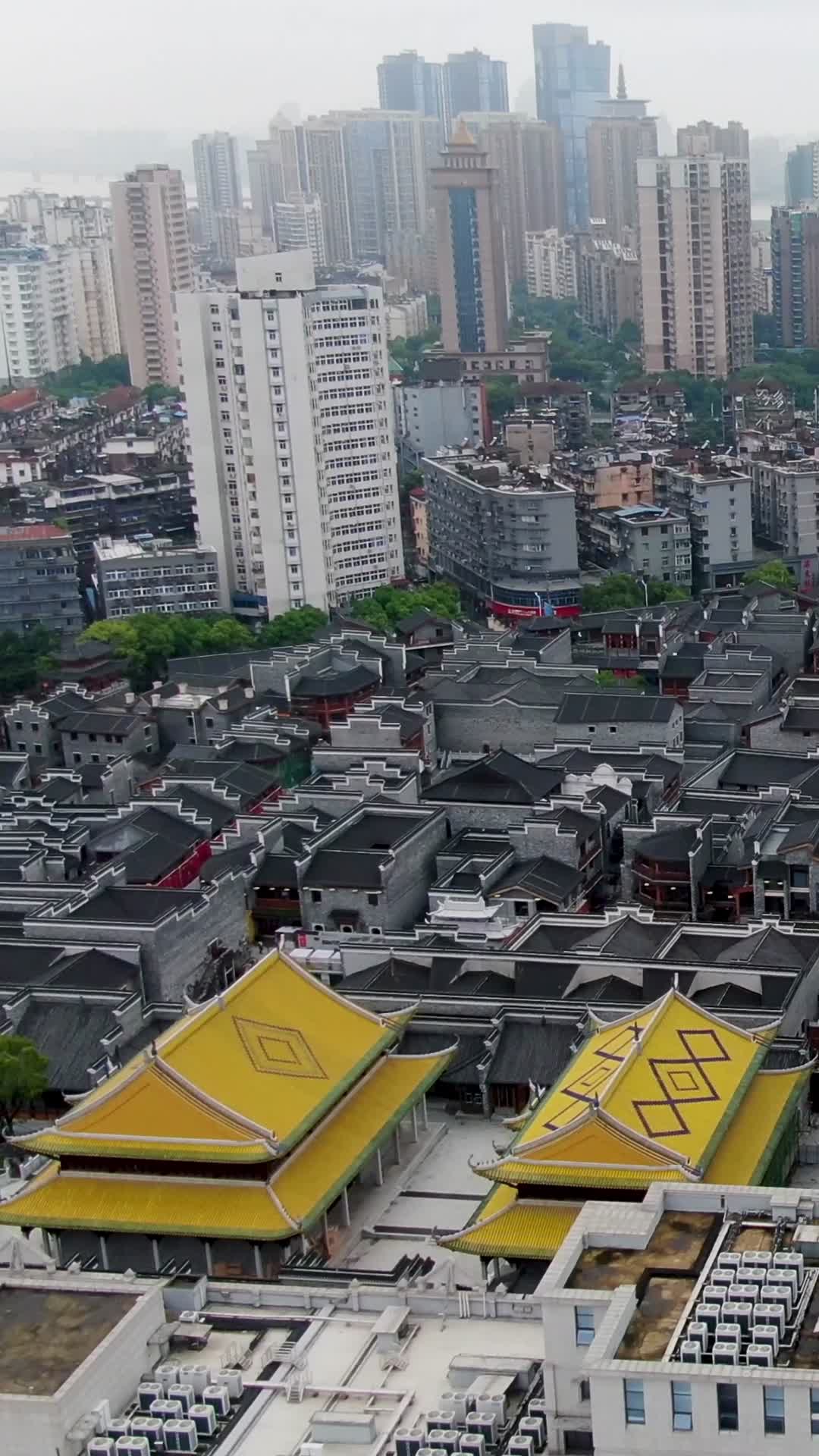 4K航拍江西南昌万寿宫步行街视频的预览图