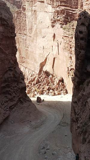新疆南疆温宿大峡谷4k航拍竖拍视频的预览图