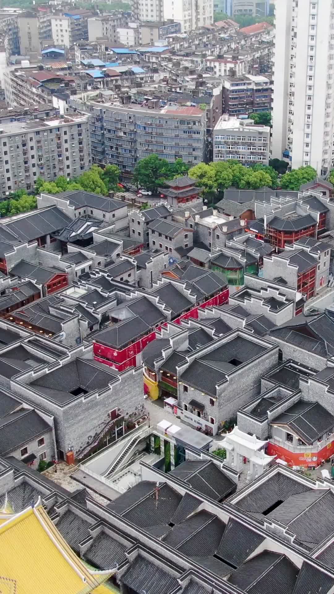4K航拍江西南昌万寿宫历史文化街区视频的预览图