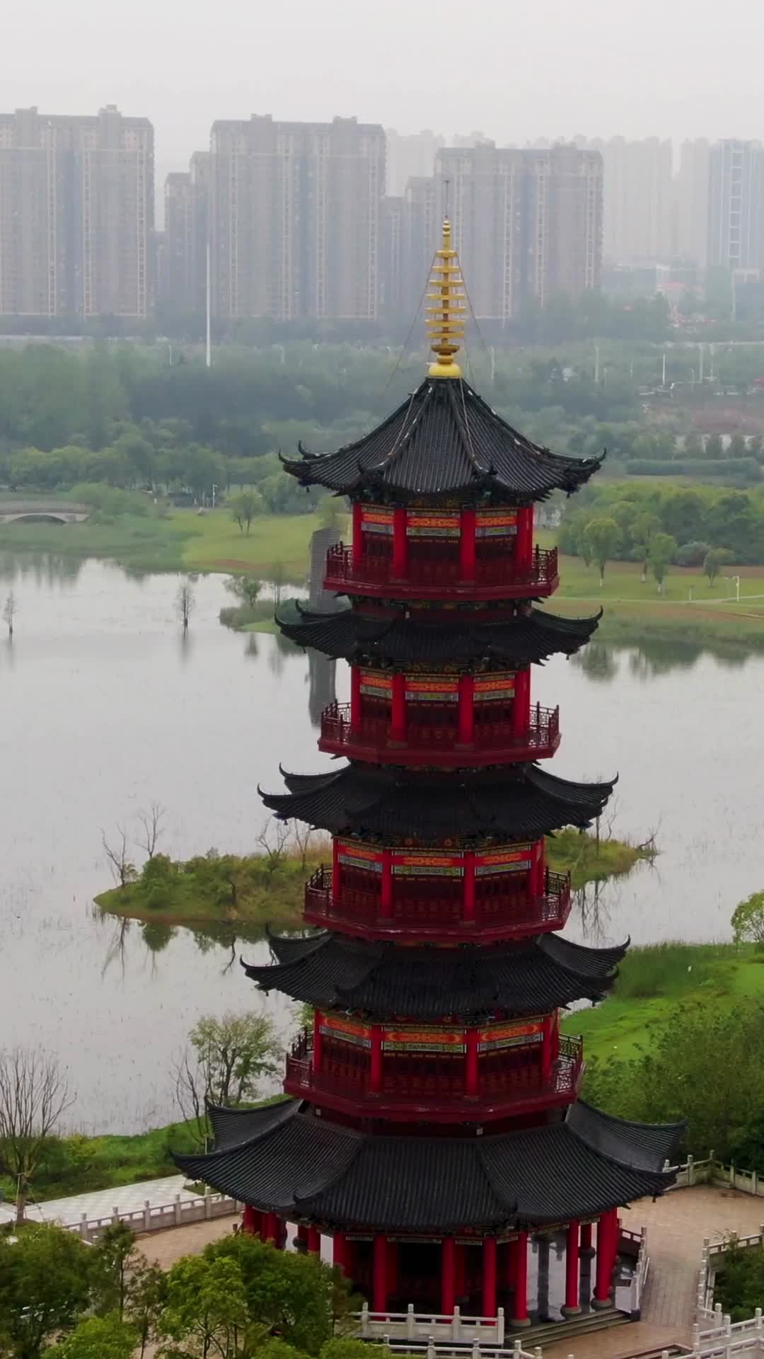 江西南昌象湖公园万寿塔4K航拍视频的预览图