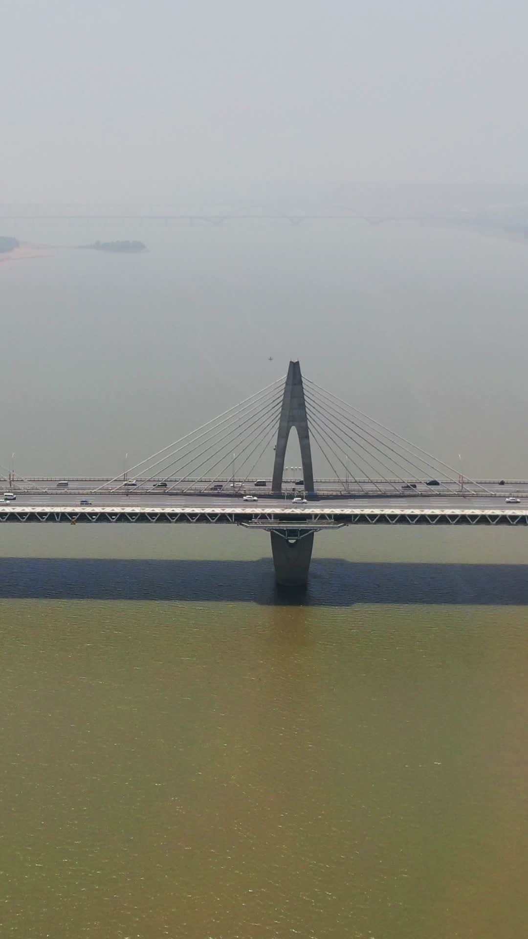 4K航拍江西南昌赣江朝阳大桥视频的预览图