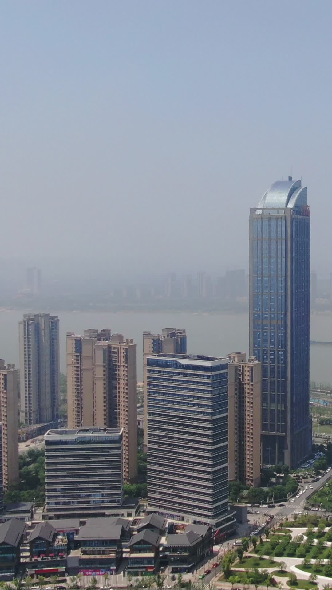 4K航拍江西南昌商务大楼视频的预览图