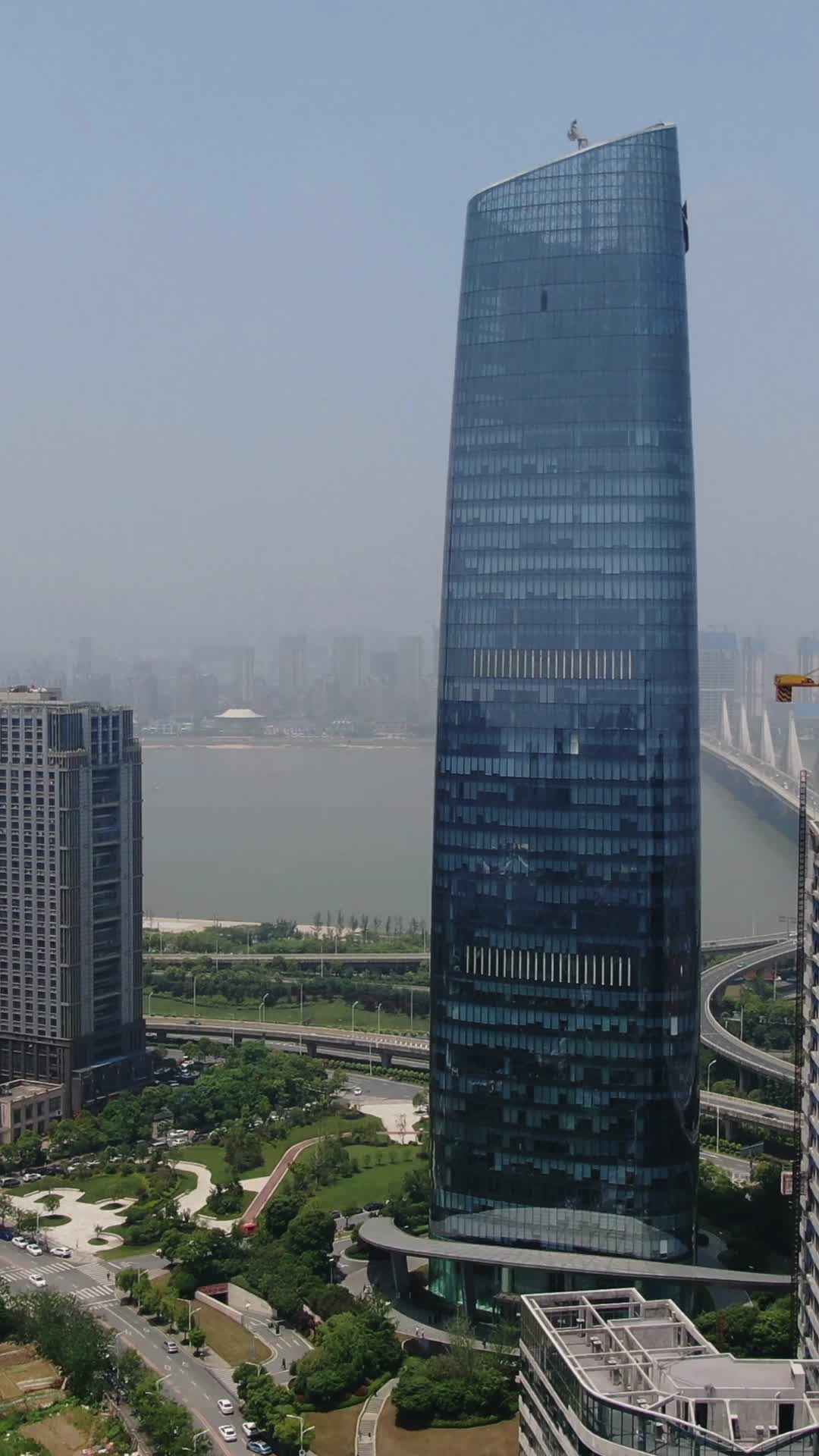 4K航拍江西南昌新力中心大厦视频的预览图