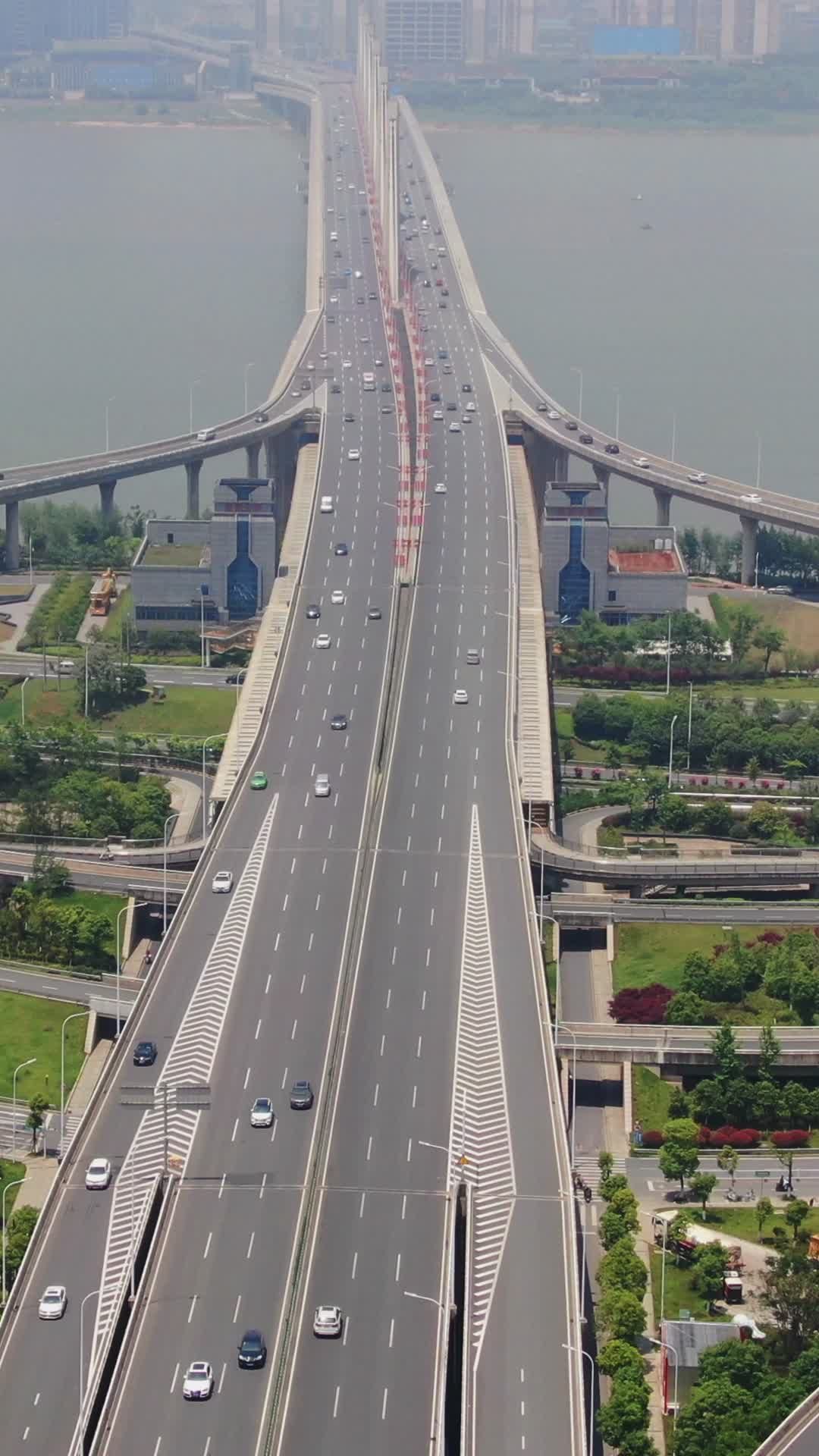 航拍江西南昌朝阳大桥交通视频的预览图