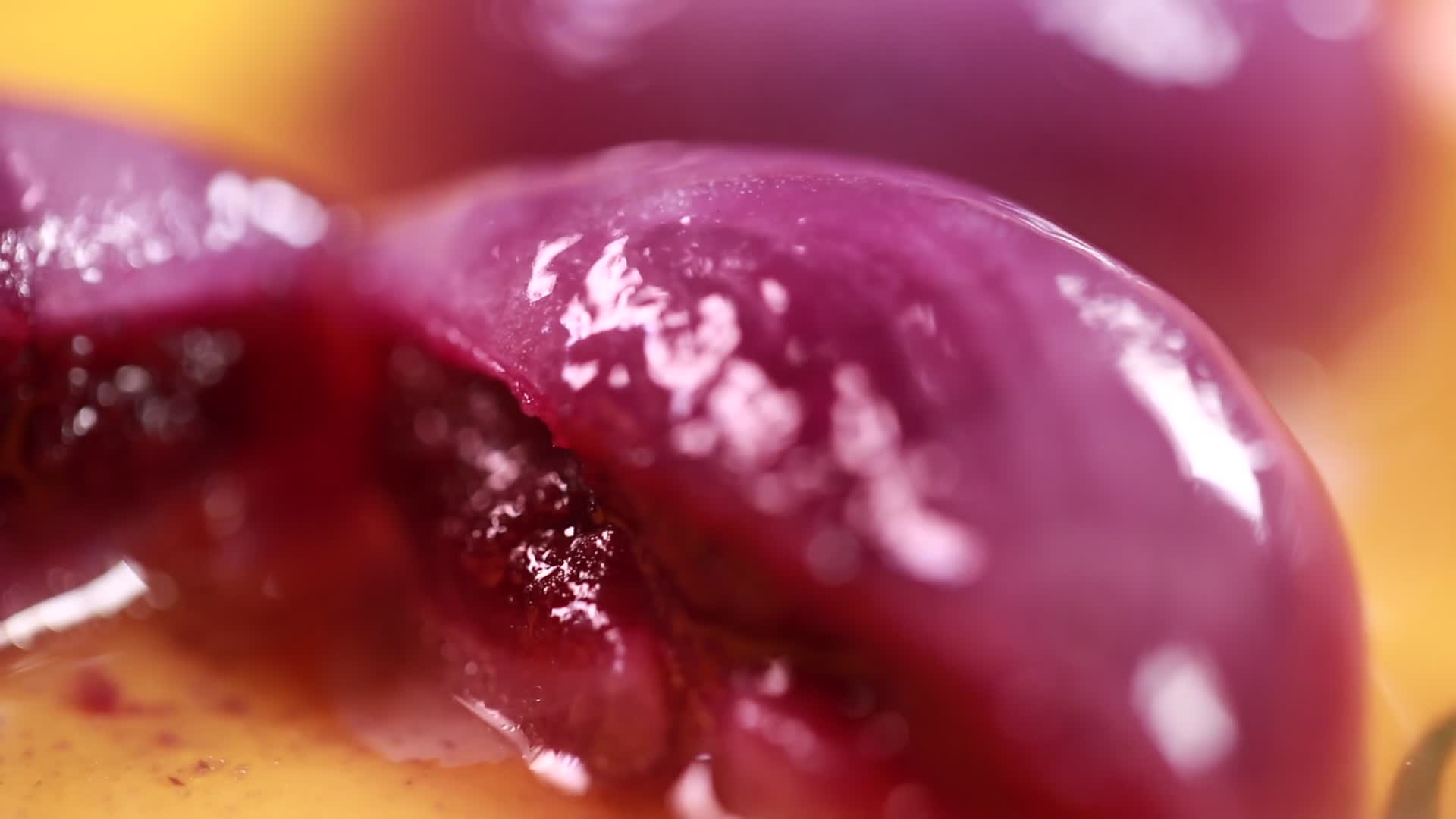 沸水煮水晶紫薯汤圆夹心展示视频的预览图