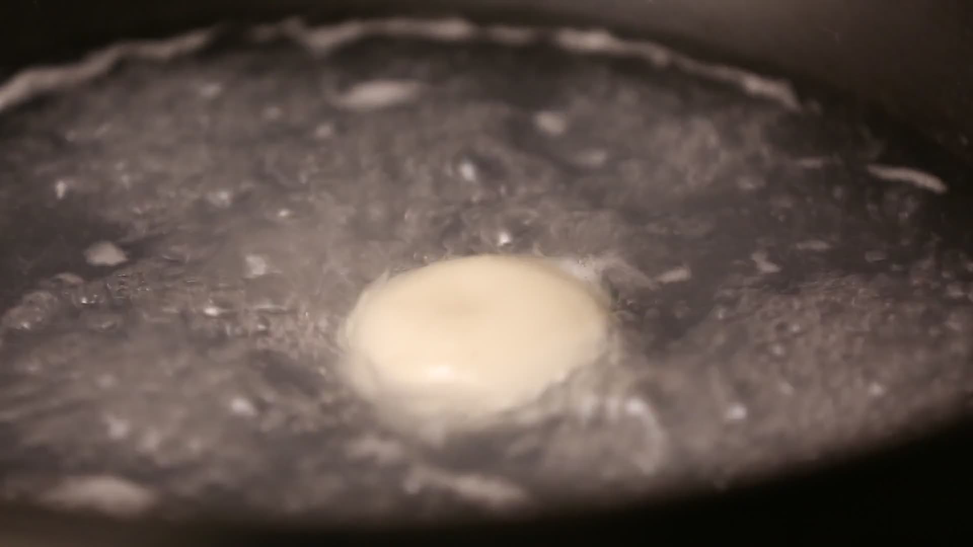 沸水煮汤圆视频的预览图