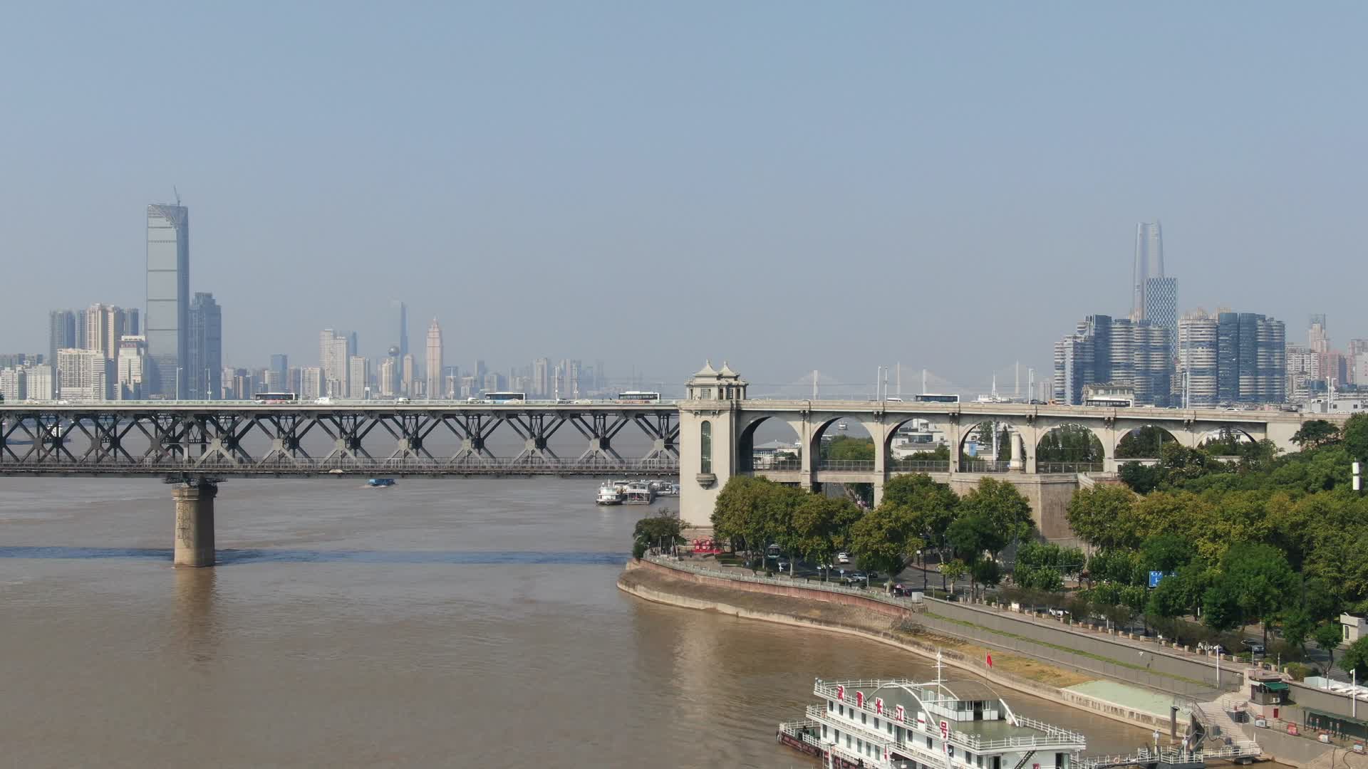 航拍湖北武汉长江大桥视频的预览图