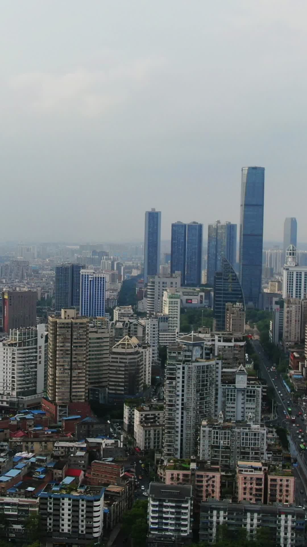 4K航拍广西柳州城市高楼地王公馆视频的预览图