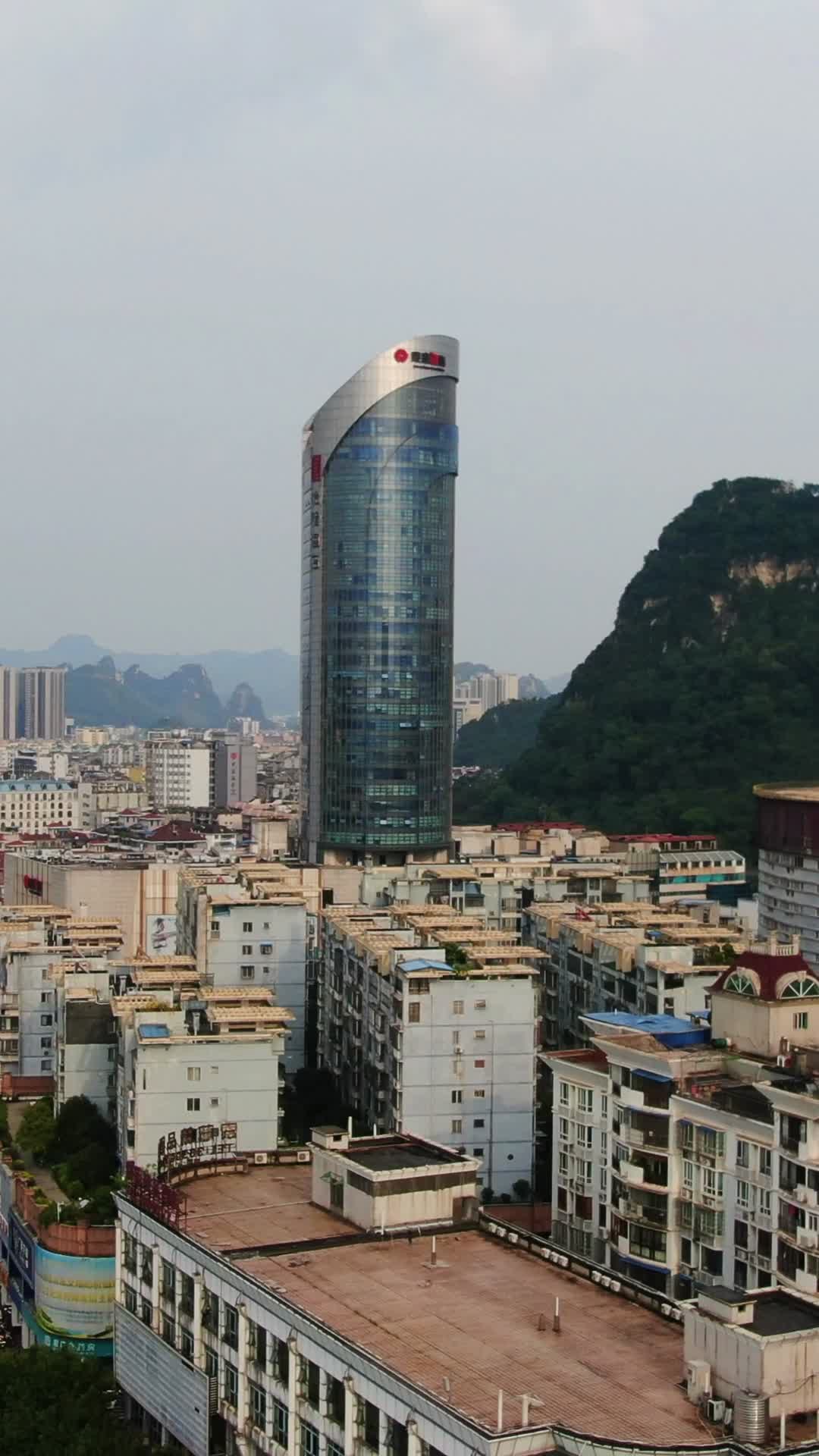 4K航拍广西柳州银泰城商务大楼视频的预览图