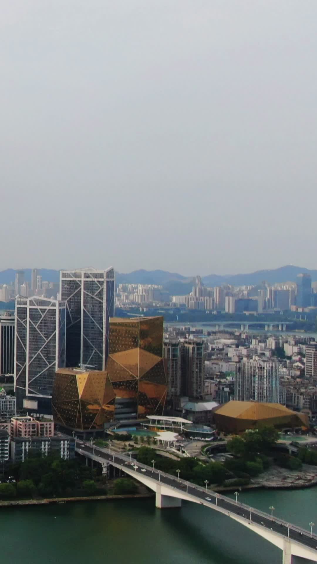 4K航拍广西柳州柳江大桥五星大厦视频的预览图