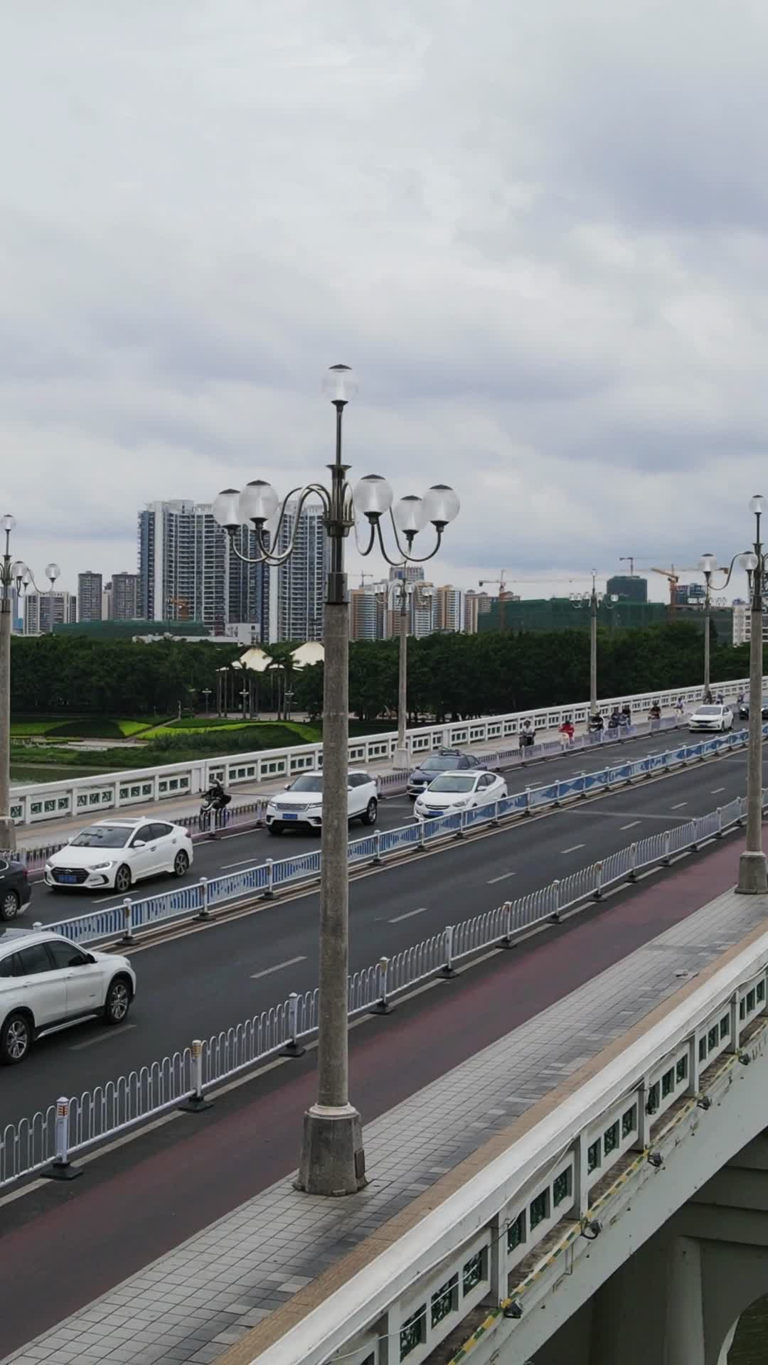 4K航拍广西南宁邕江大桥交通视频的预览图