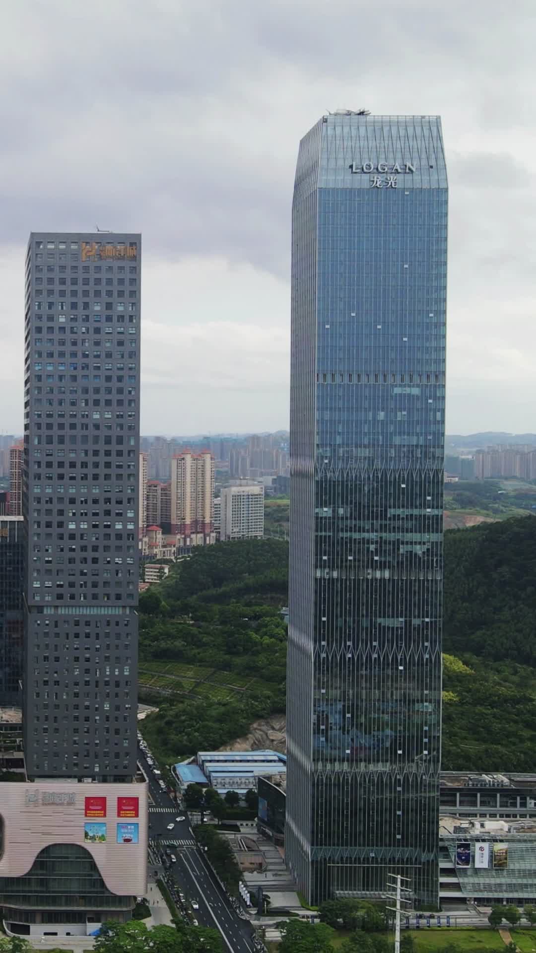 4K航拍广西南宁城市商业建筑视频的预览图