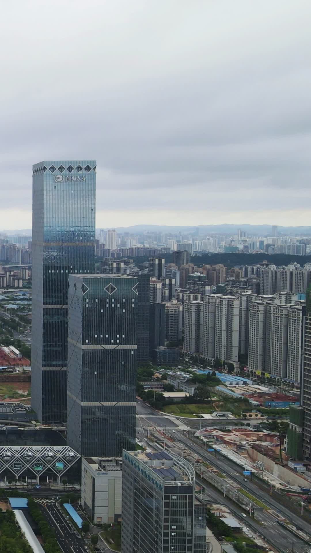 4K航拍广西南宁五象新区高楼视频的预览图