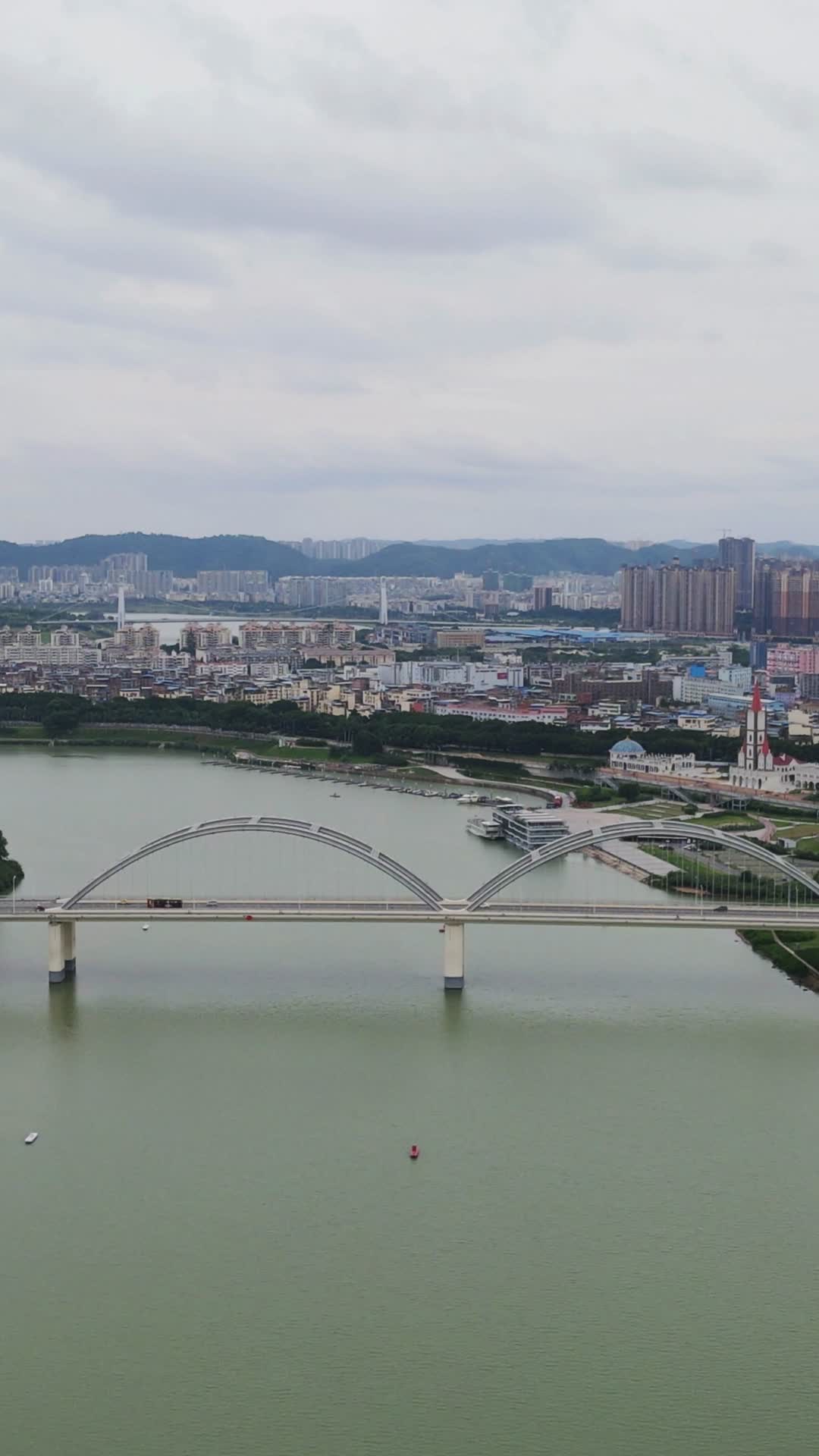 4K航拍广西南宁邕江凌铁大桥视频的预览图