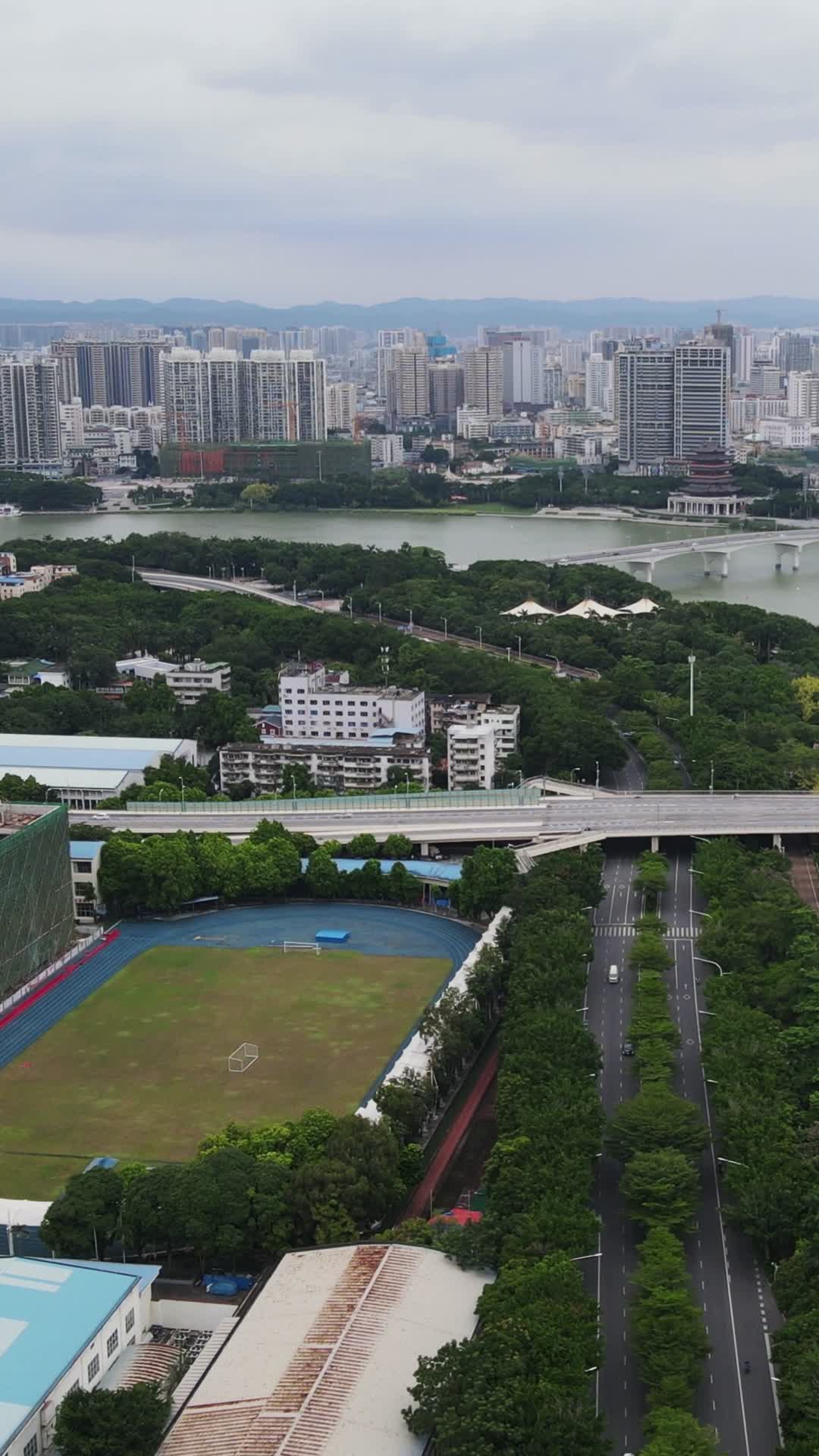 4K航拍广西南宁河滨公园视频的预览图