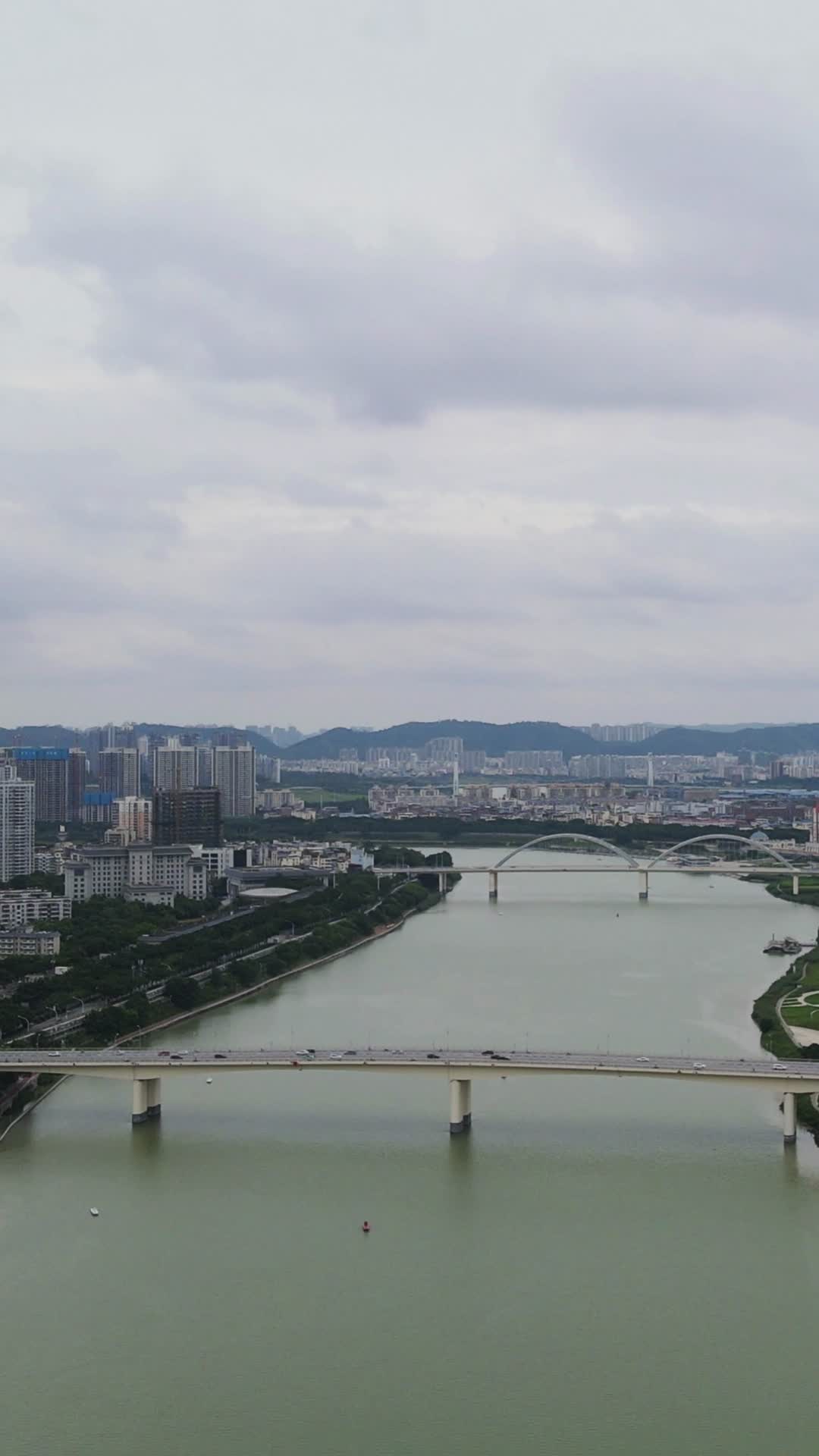 4K航拍广西南宁南湖大桥视频的预览图
