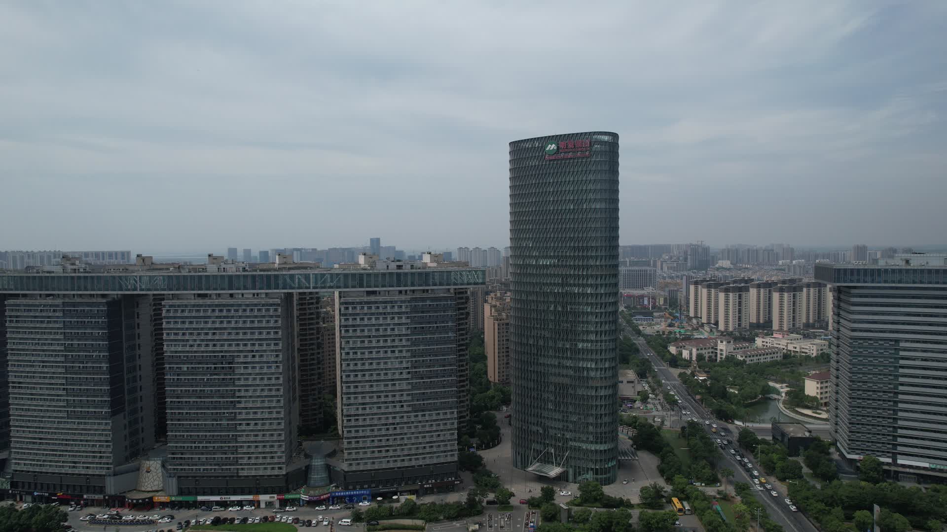 4K航拍南京市江北新区地标明发集团大厦浦口园视频的预览图