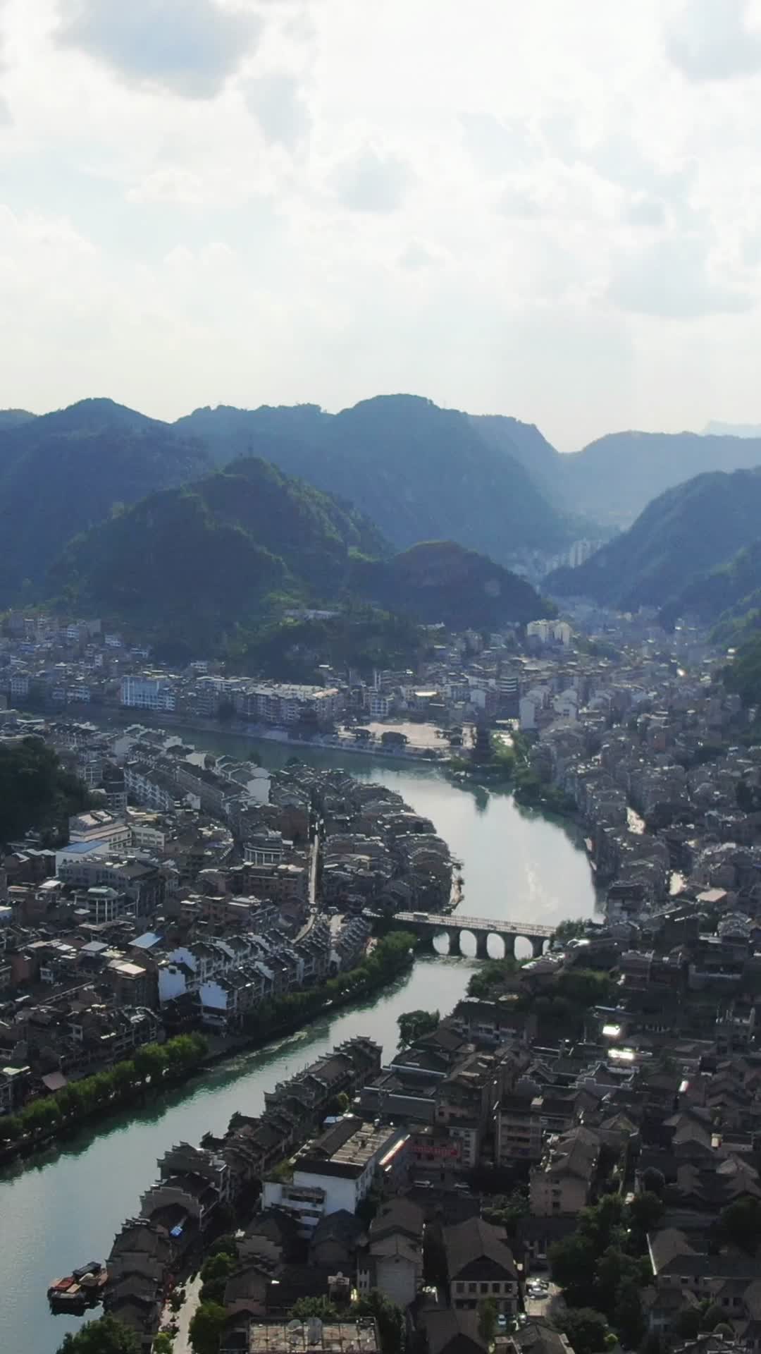 航拍贵州镇远古镇舞阳河景区视频的预览图