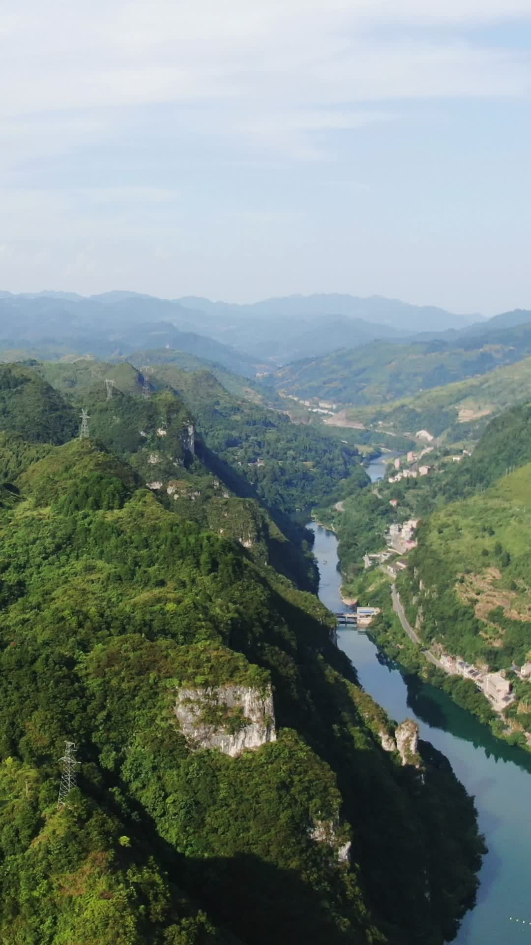 4K航拍山谷里的河流视频的预览图