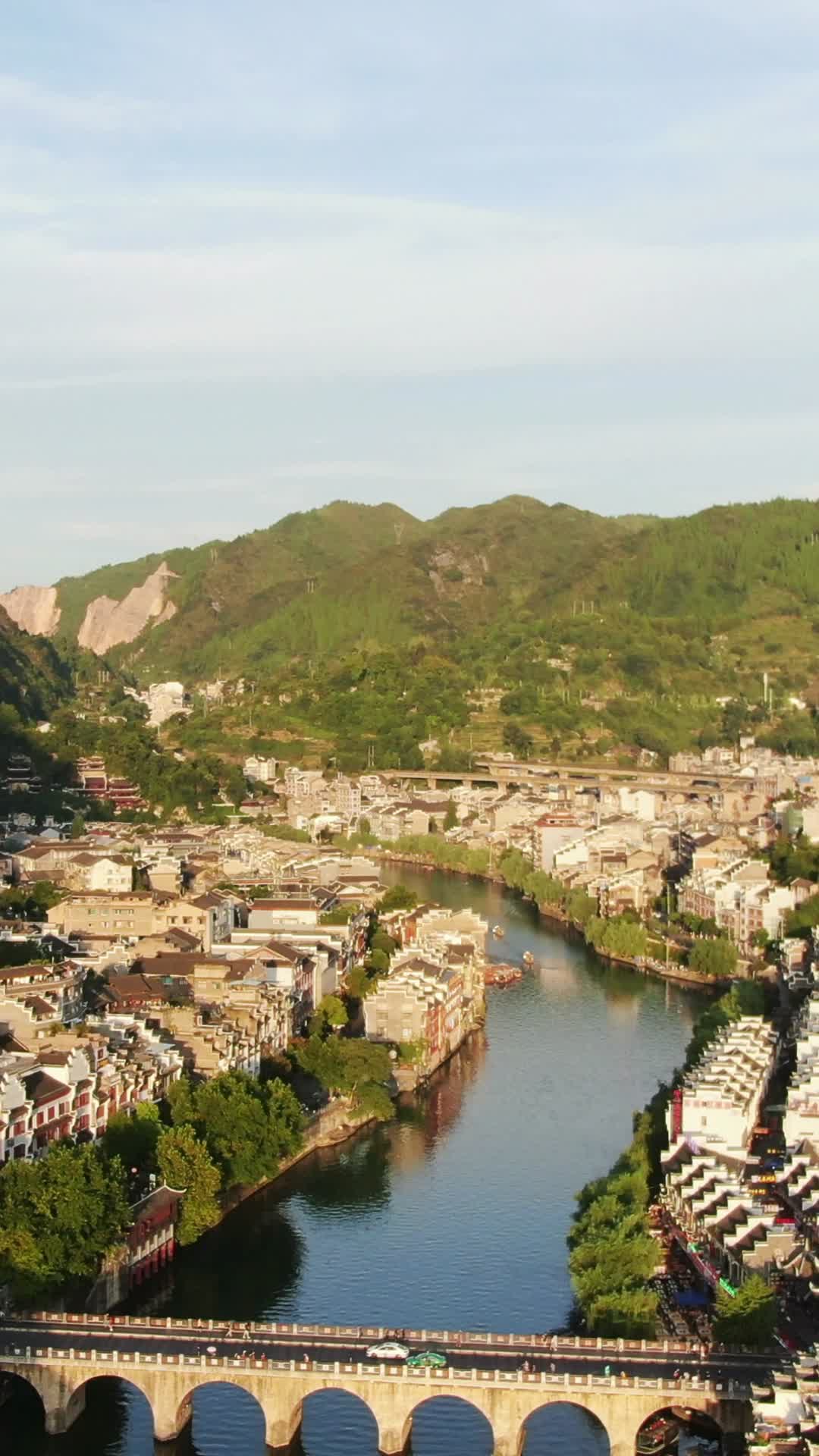 4K航拍贵州镇远古镇新大桥视频的预览图