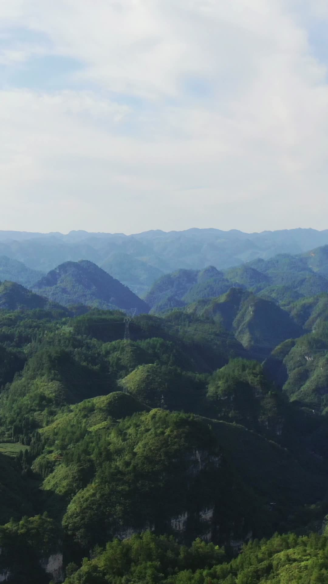 4K航拍连绵起伏的山川视频的预览图