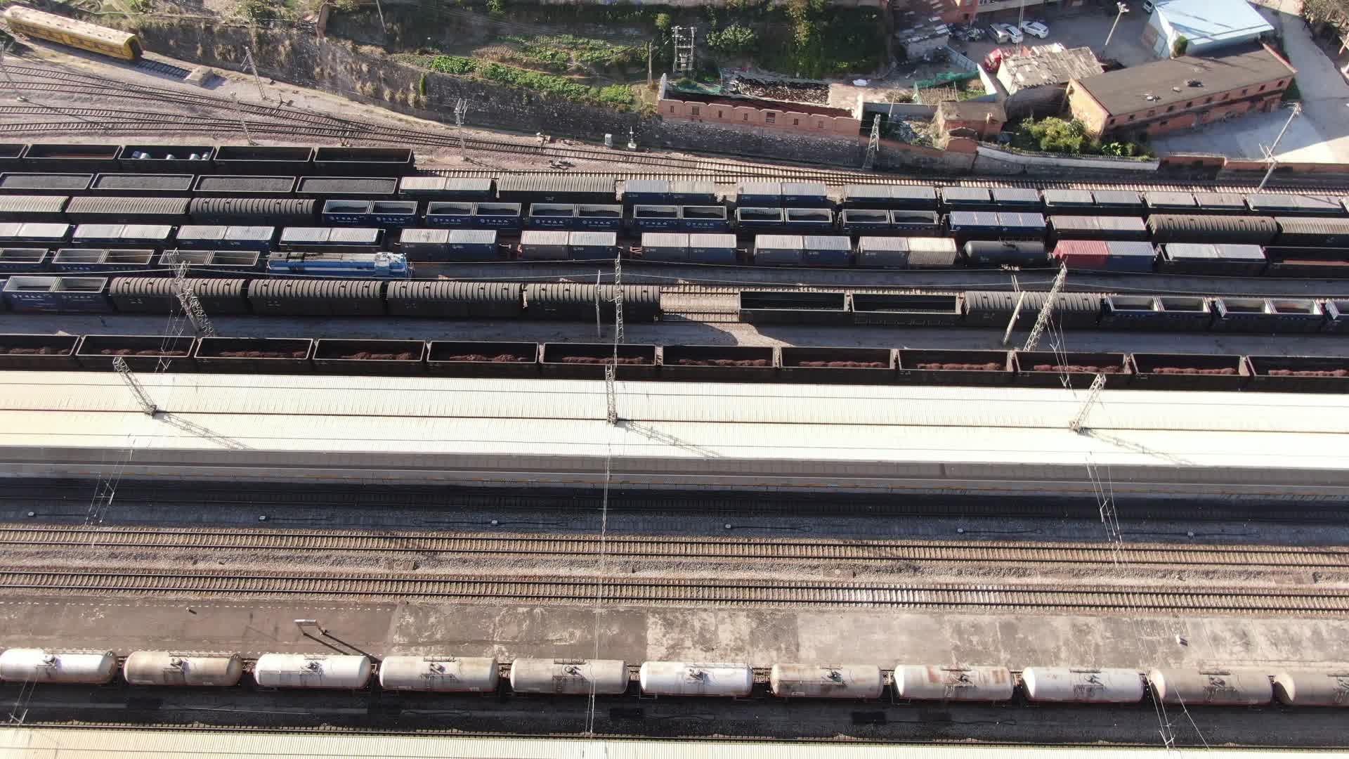 航拍火车站停靠的火车视频的预览图