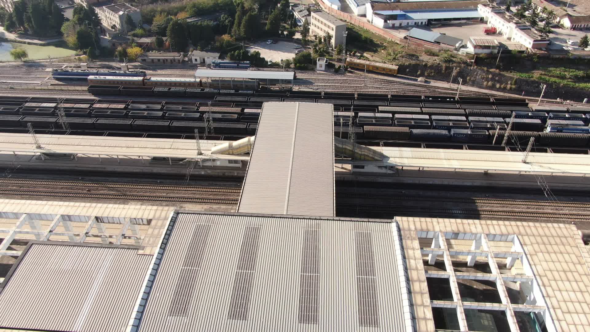 航拍城市火车站交通运输视频的预览图