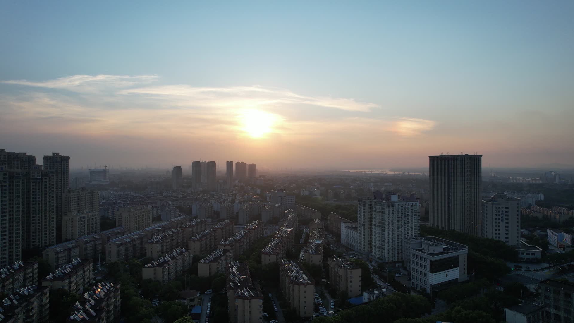 4K航拍晨曦城市日出自然美景视频的预览图