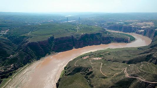 内蒙古沟壑纵横的黄土高坡及其周边的黄河大峡谷中午5k超高清航拍视频视频的预览图