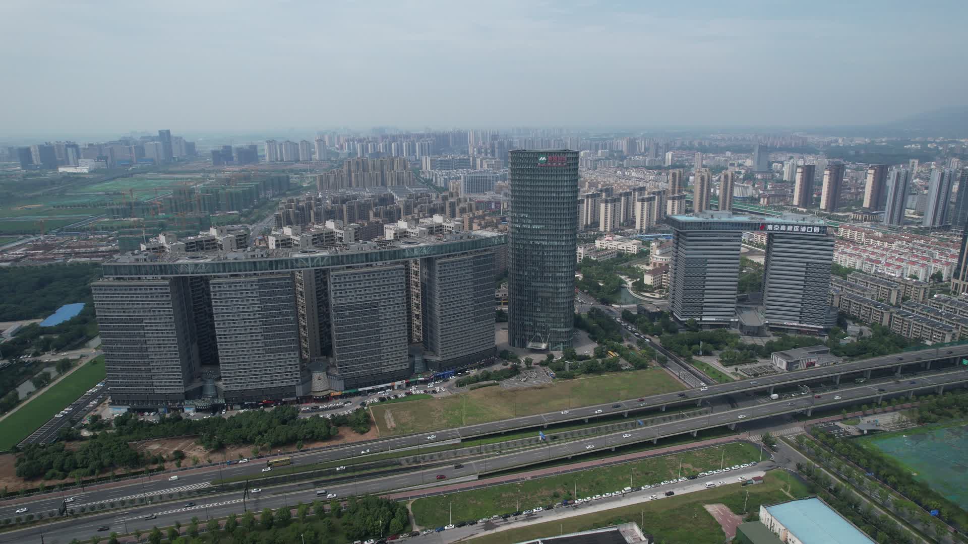 4K航拍南京江北新区地标明发集团视频的预览图