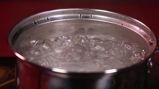 小锅烧开水煮元宵视频的预览图