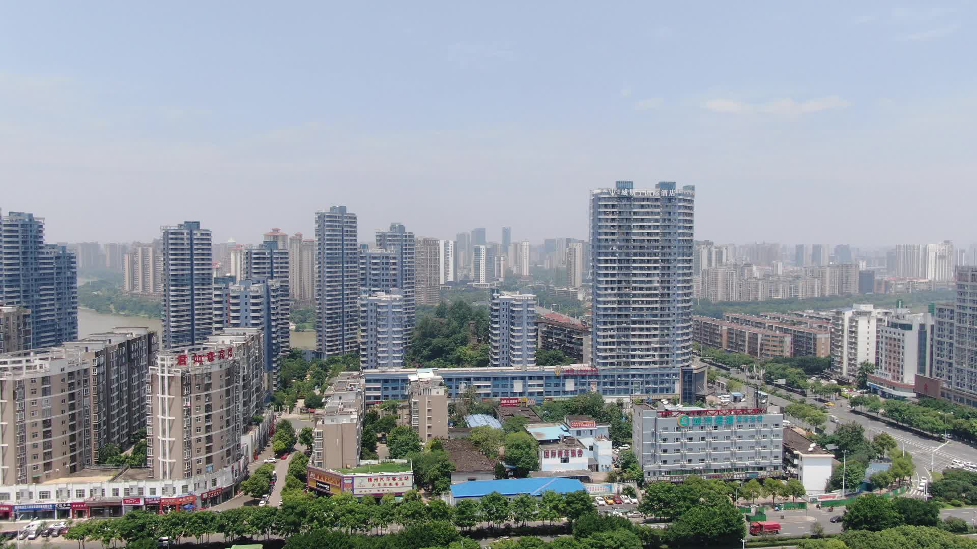 航拍江西赣州城市高楼视频的预览图