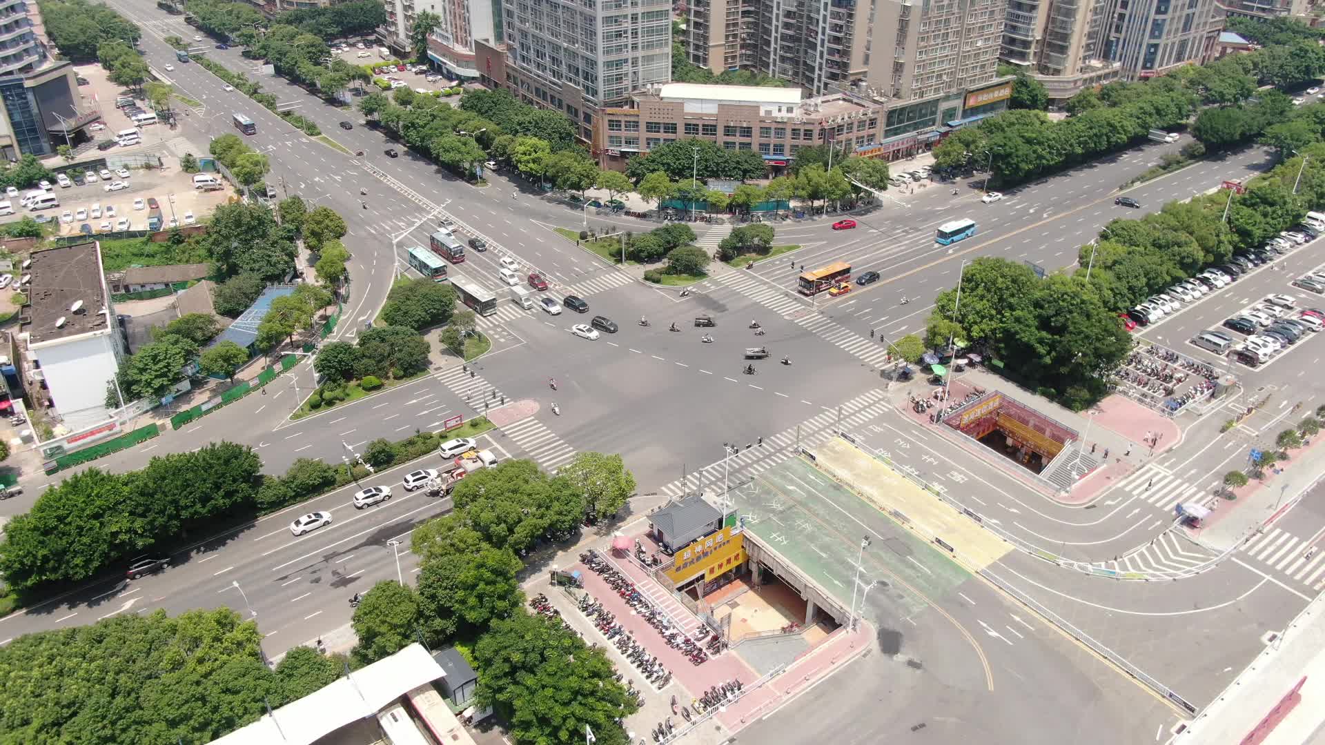 航拍城市十字交叉路口交通视频的预览图