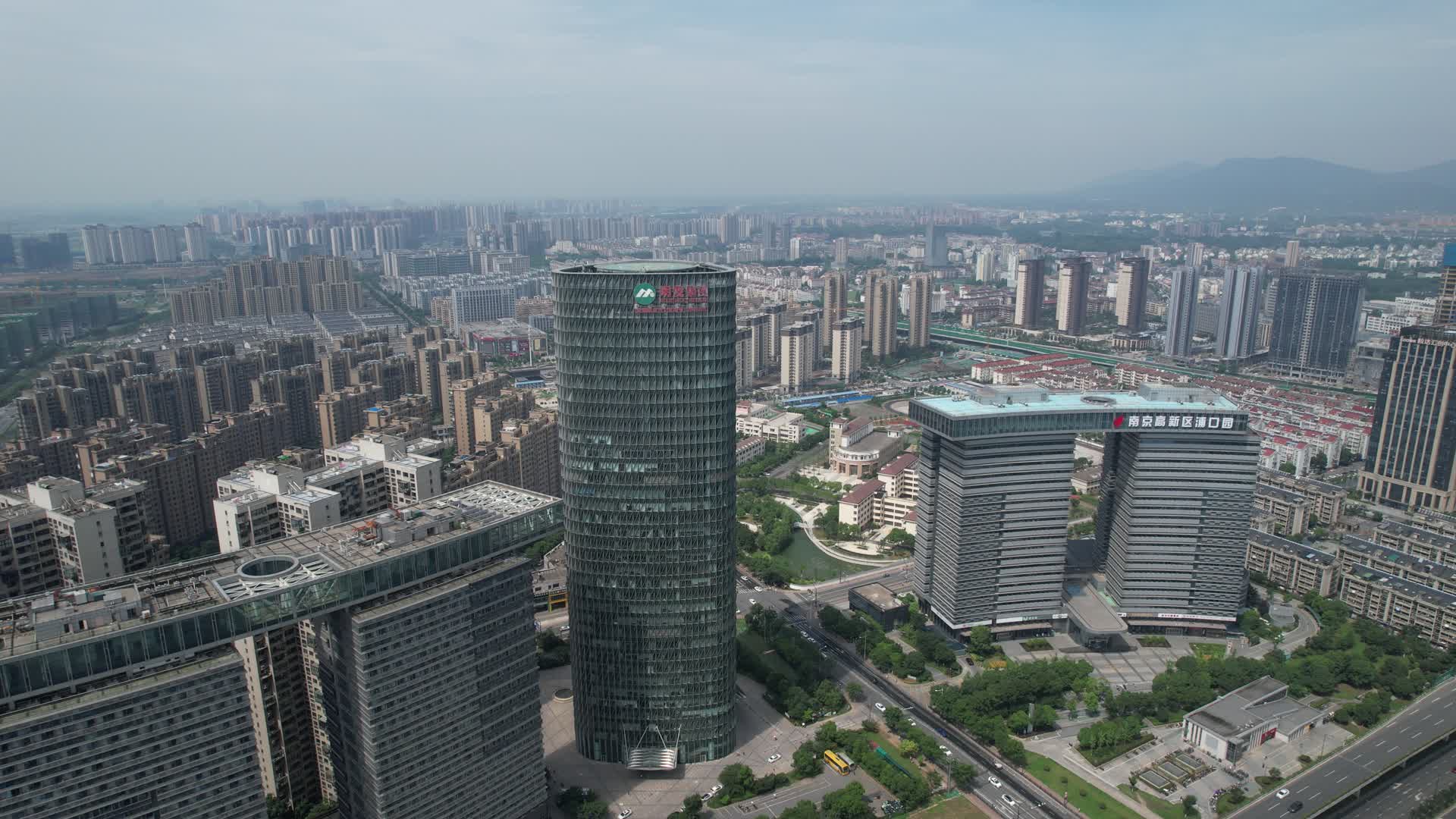 4K航拍南京市江北新区地标明发集团大厦浦口园视频的预览图