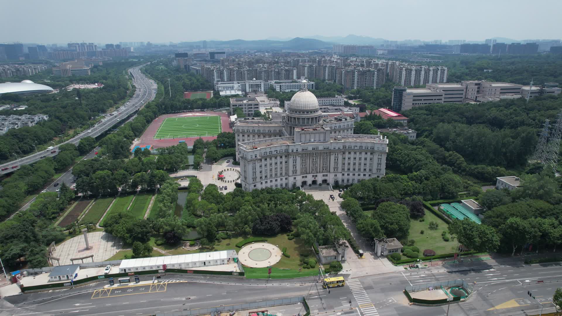 4K航拍南京雨花台区政府大楼视频的预览图