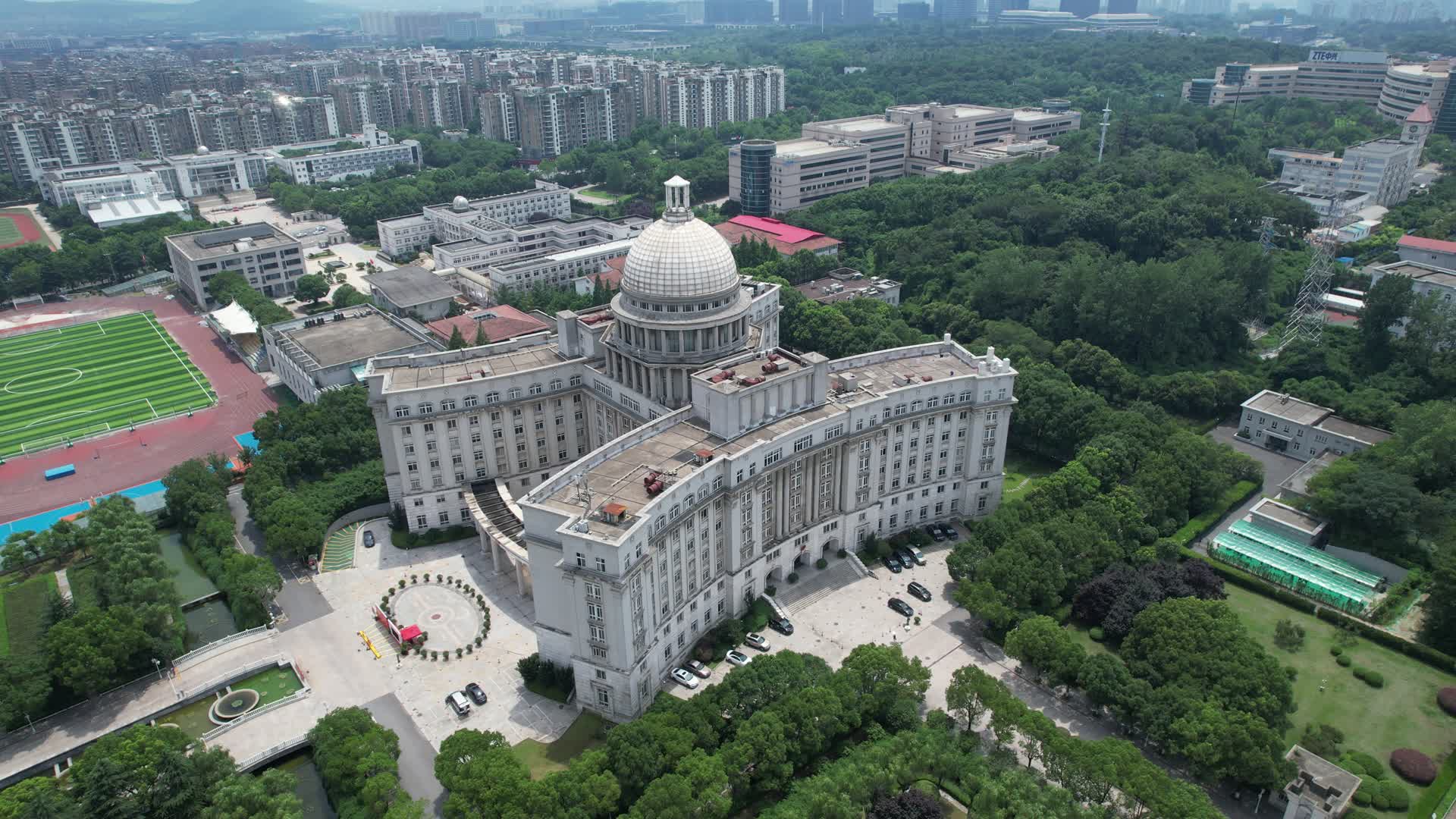 4K航拍南京雨花台区政府大楼视频的预览图