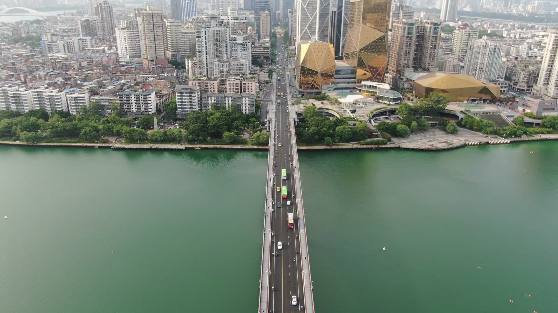 航拍广西柳州柳江大桥交通视频的预览图
