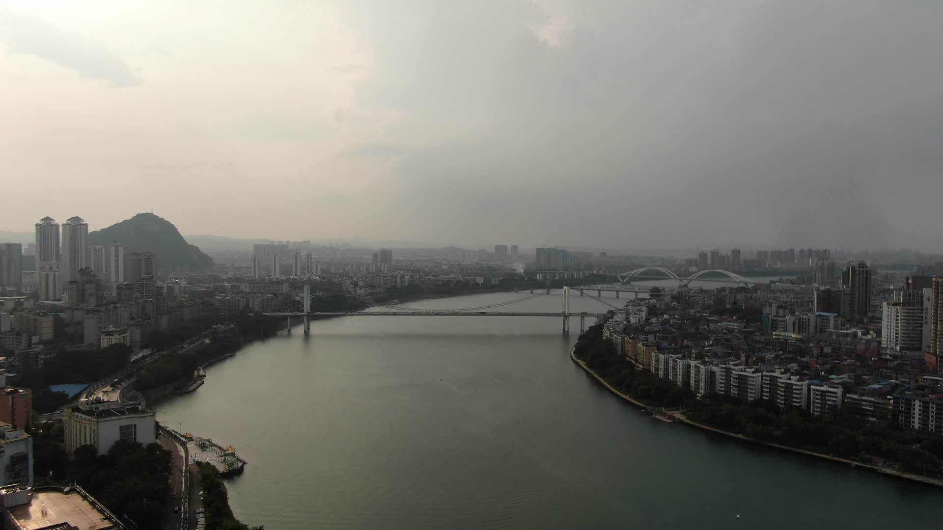 航拍广西柳州跨江大桥视频的预览图