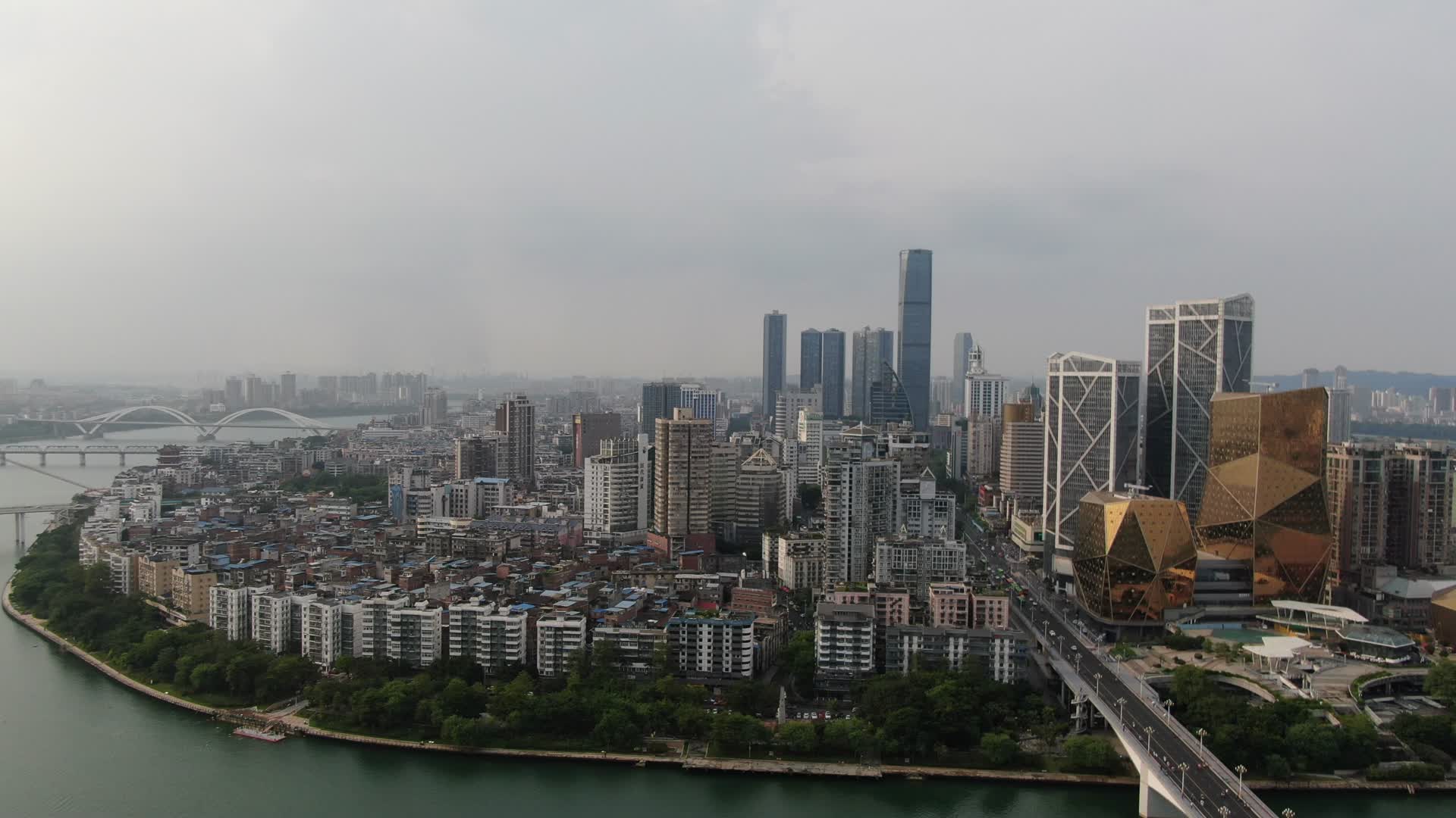 航拍广西柳州城市建设视频的预览图